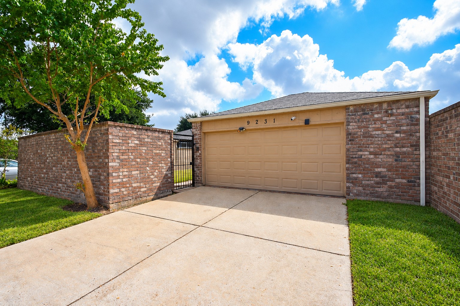 9231 Homeland Drive Property Photo 2