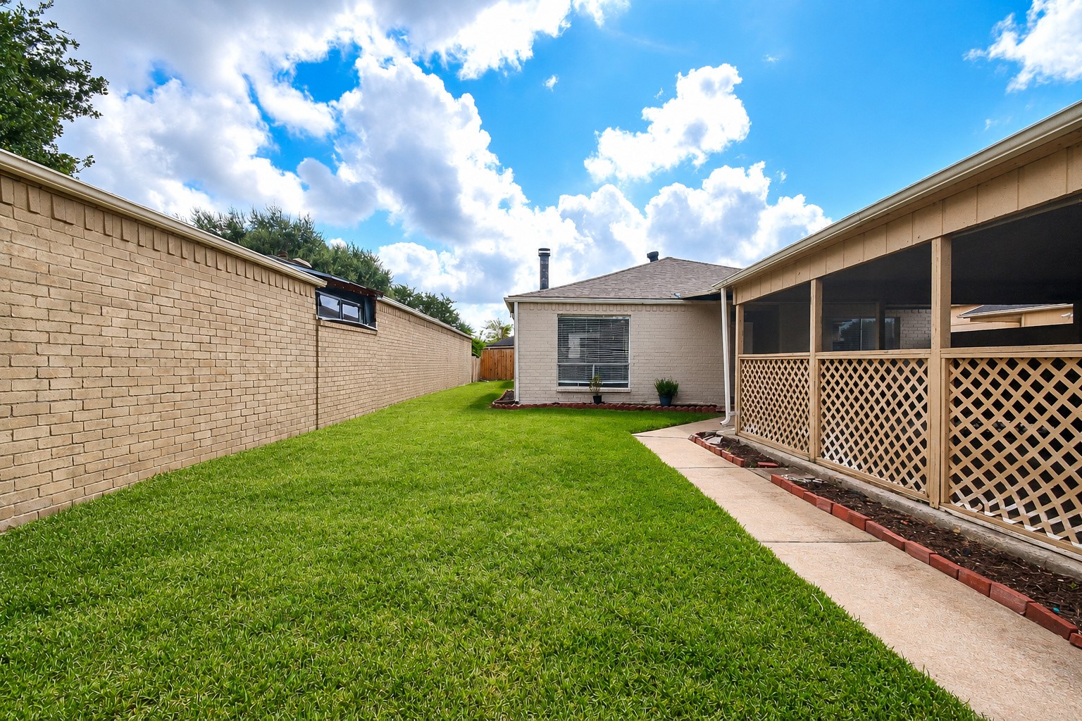 9231 Homeland Drive Property Photo 3