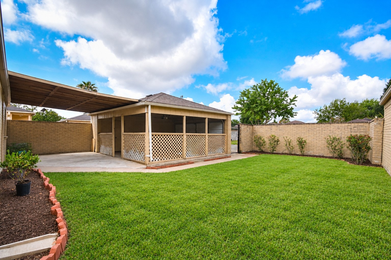9231 Homeland Drive Property Photo 4