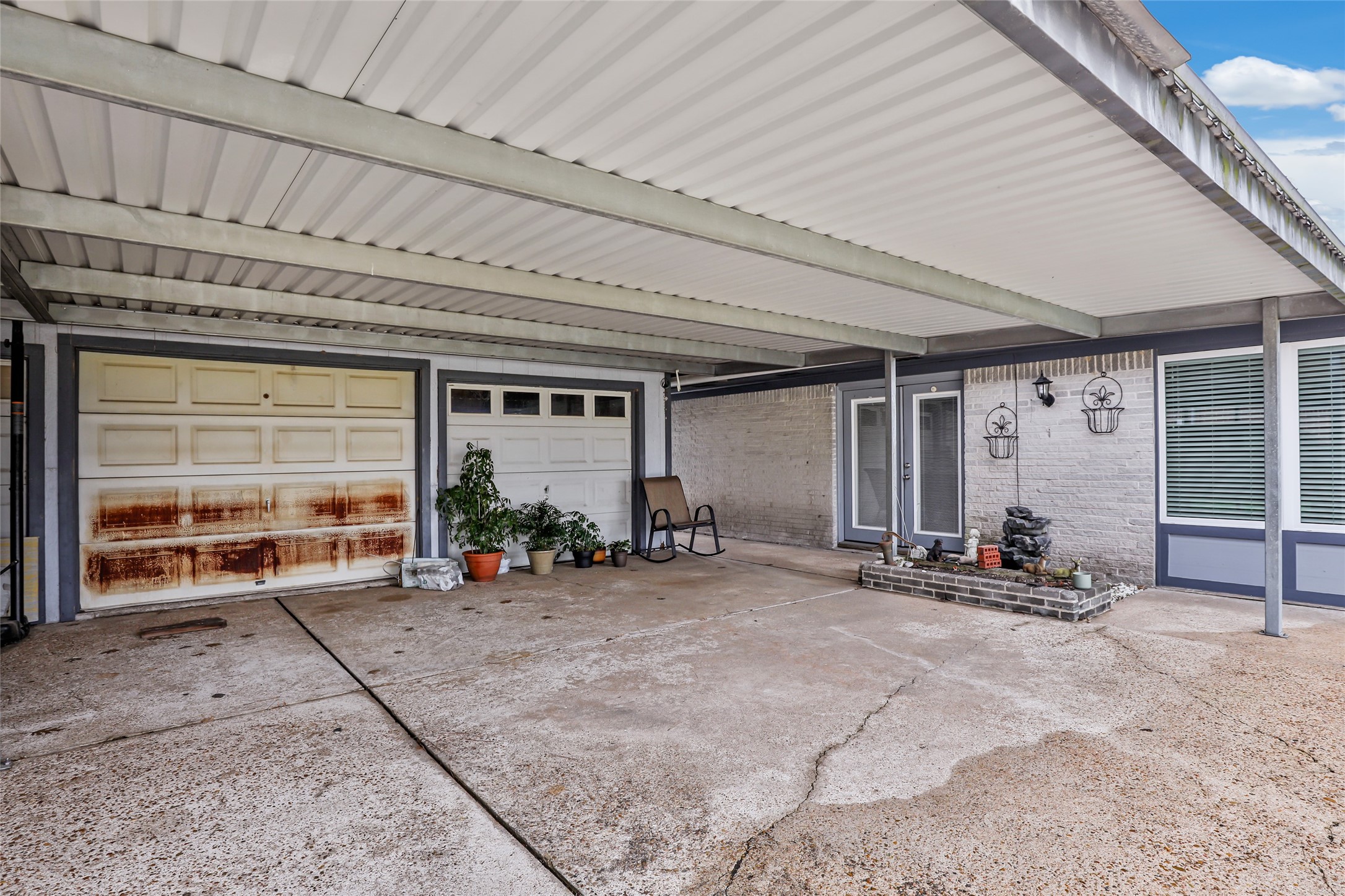 5826 Russell Lane Property Photo 4