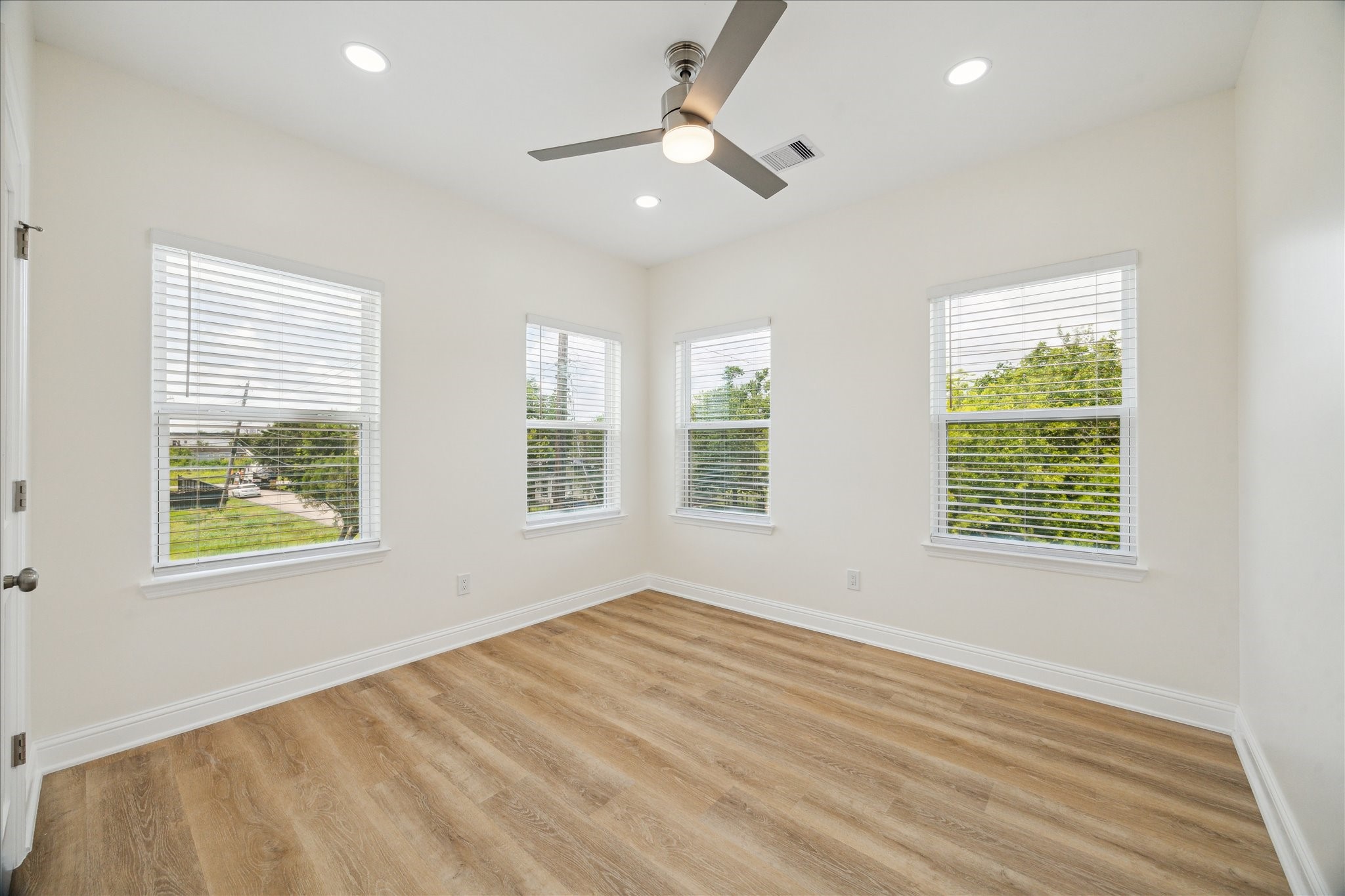 901 E 37th Street Property Photo 16