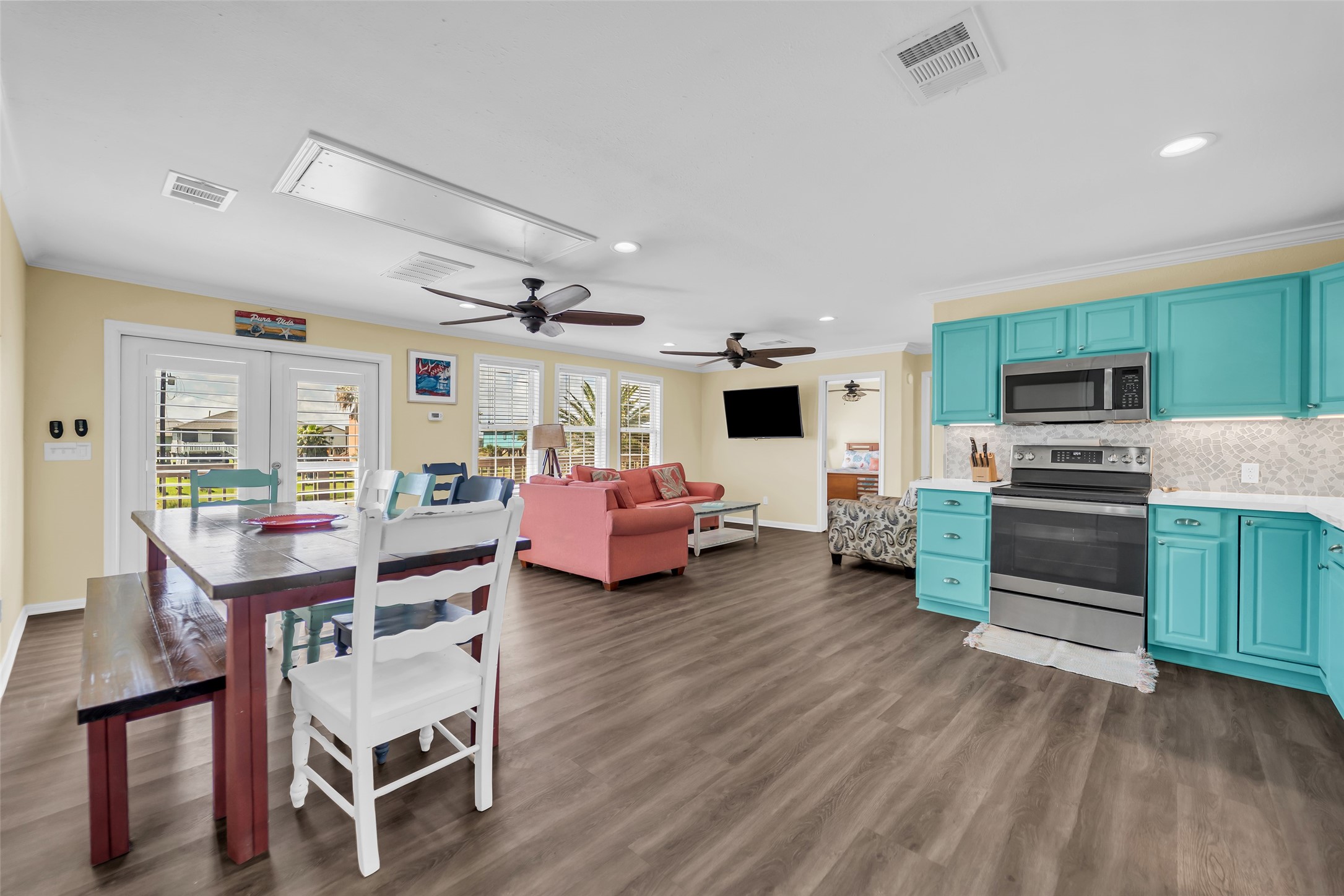 610 Surf Drive Property Photo 2