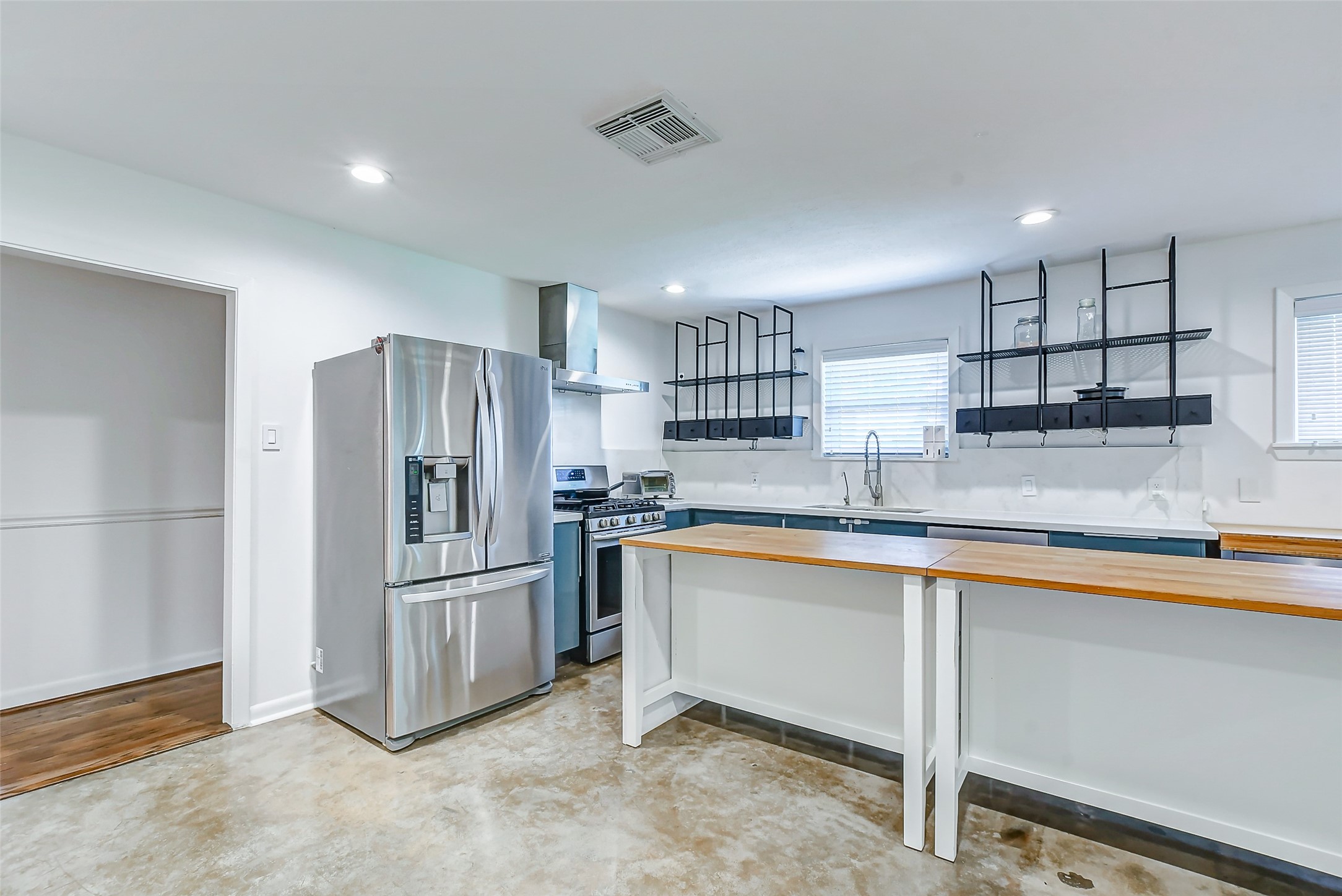 1202 Shadeland Drive Property Photo 3