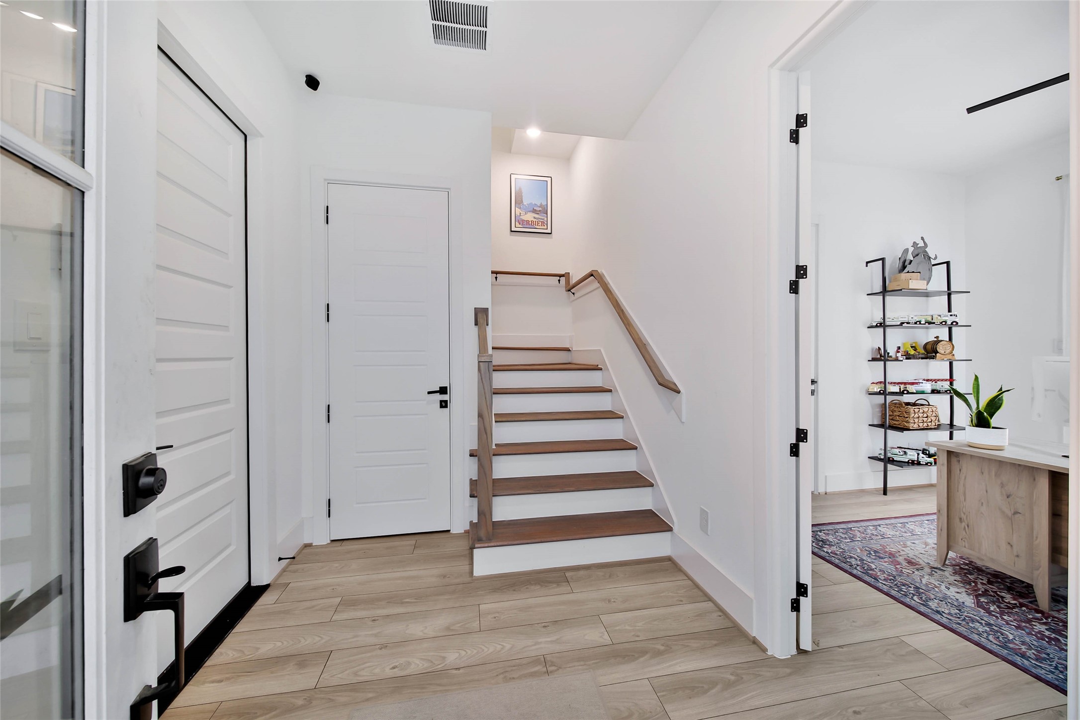 905 Woodcrest Drive C Property Photo 4