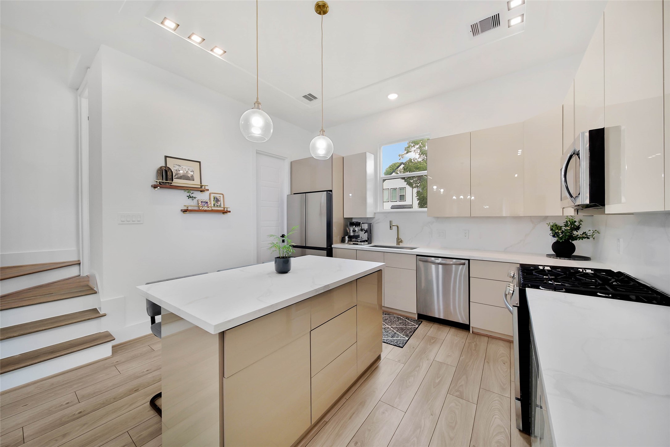 905 Woodcrest Drive C Property Photo 12