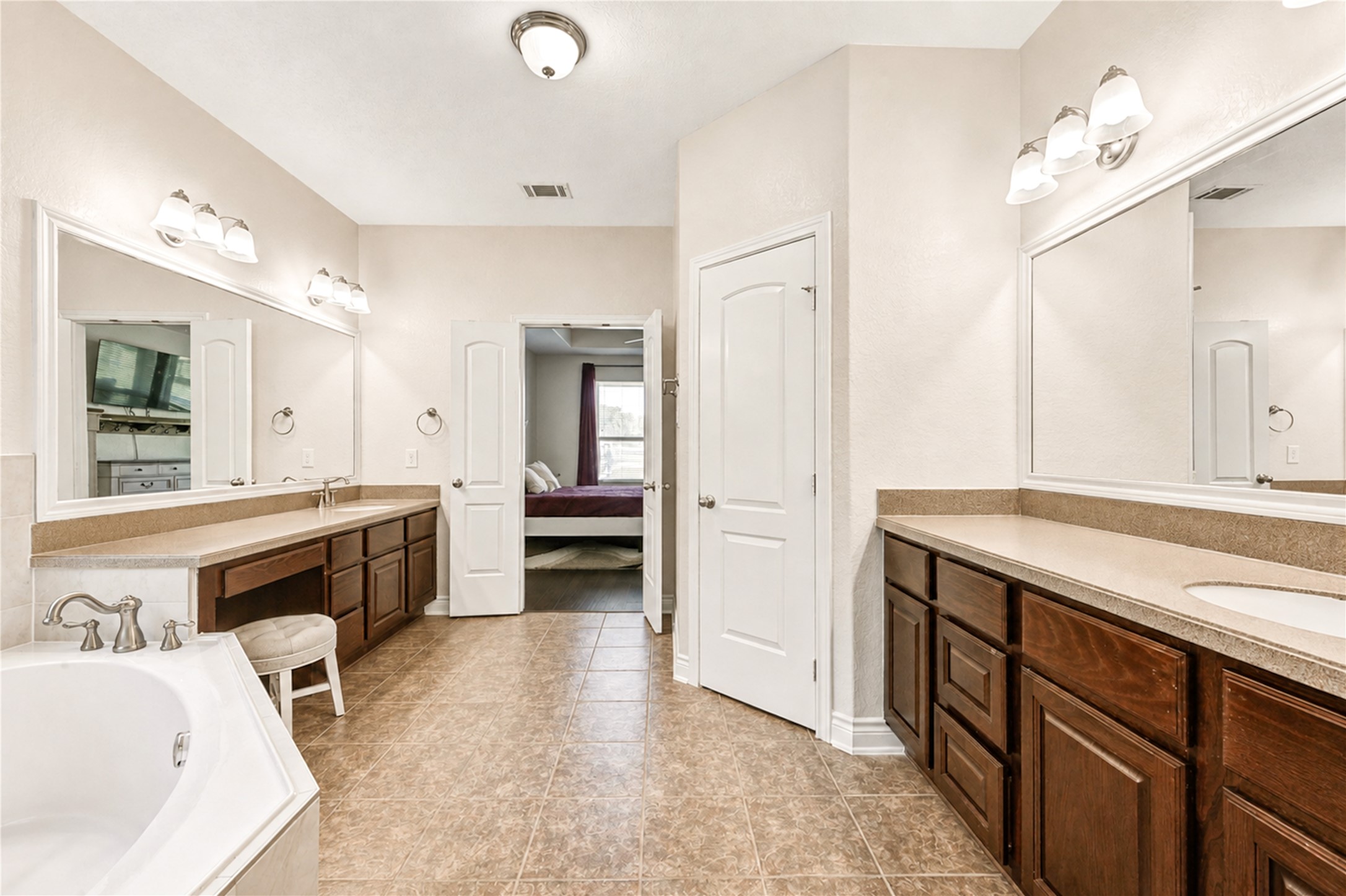21065 Hereford Way Property Photo 23