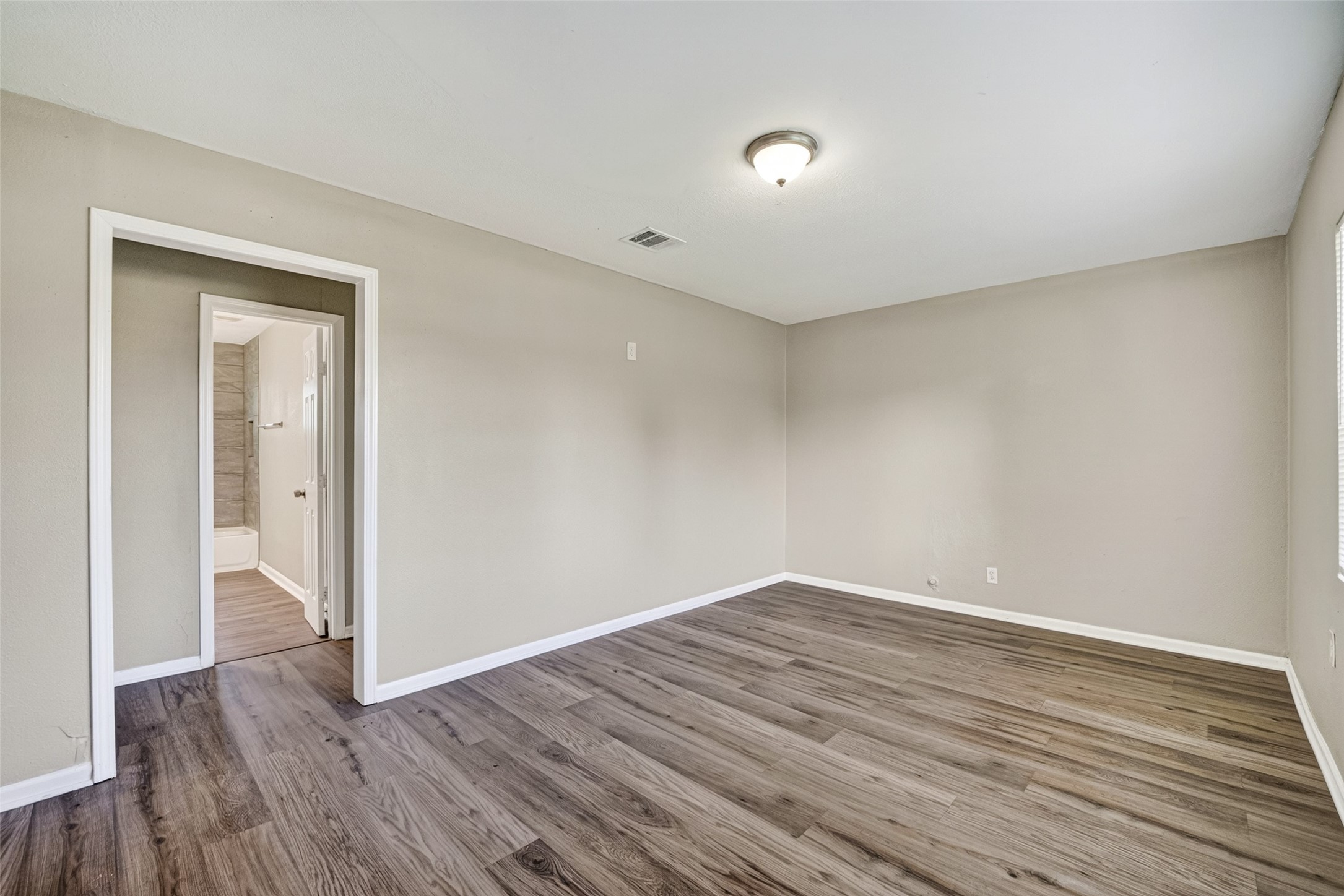 4909 Holloway Drive Property Photo 4