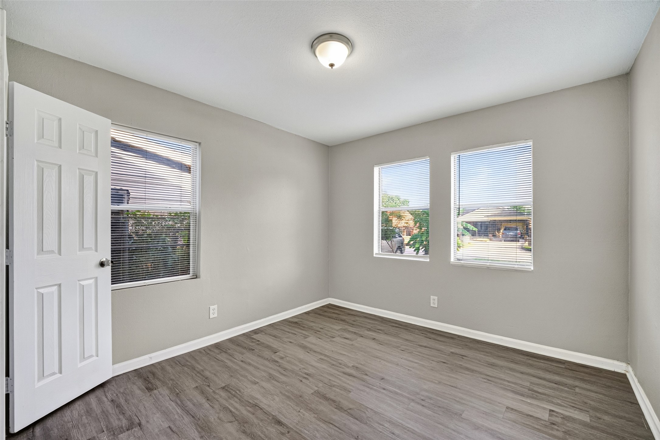 4909 Holloway Drive Property Photo 29