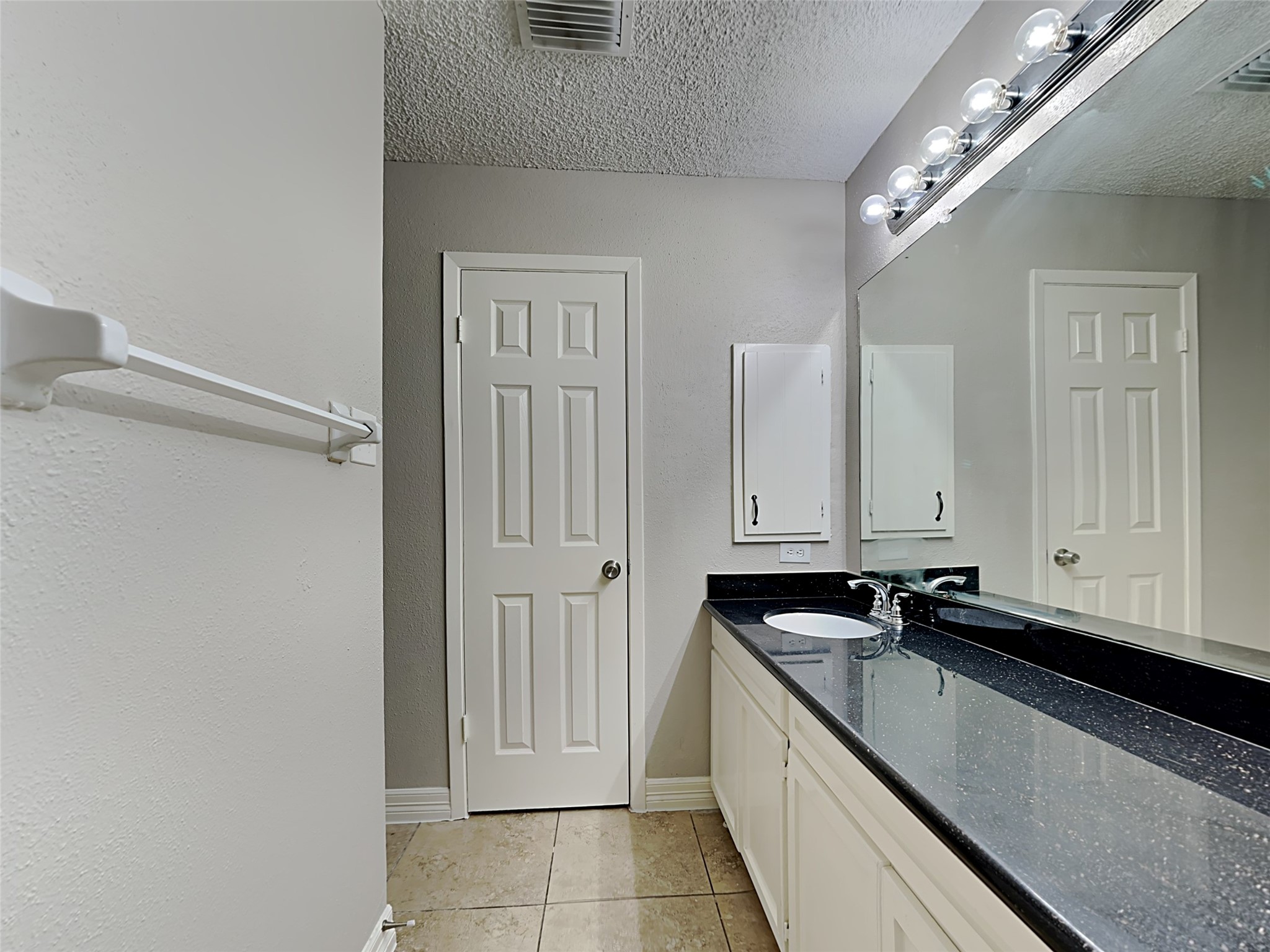 6907 Foxside Lane Property Photo 8
