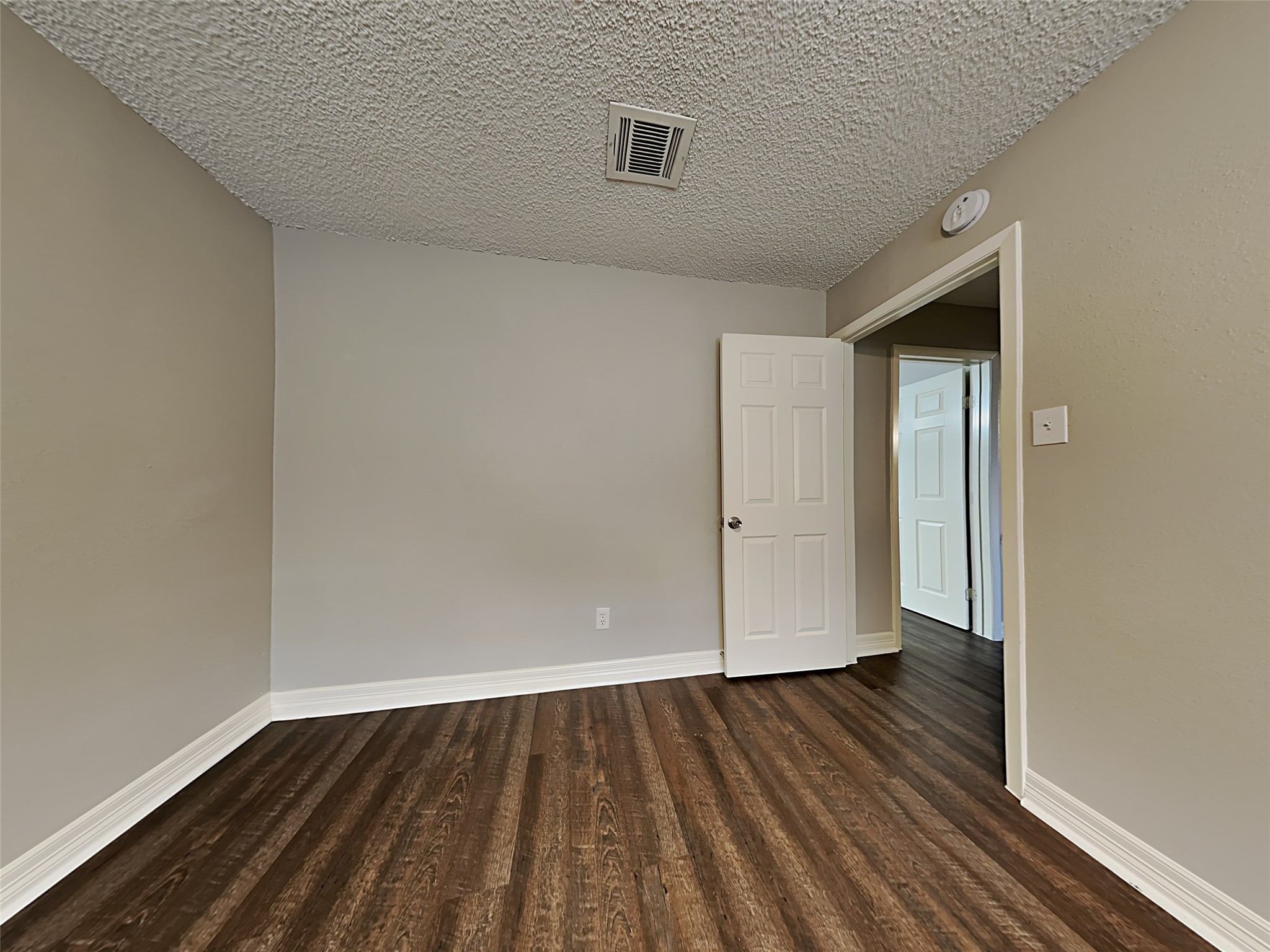 6907 Foxside Lane Property Photo 10