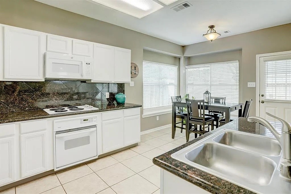 635 Presley Way Property Photo 10