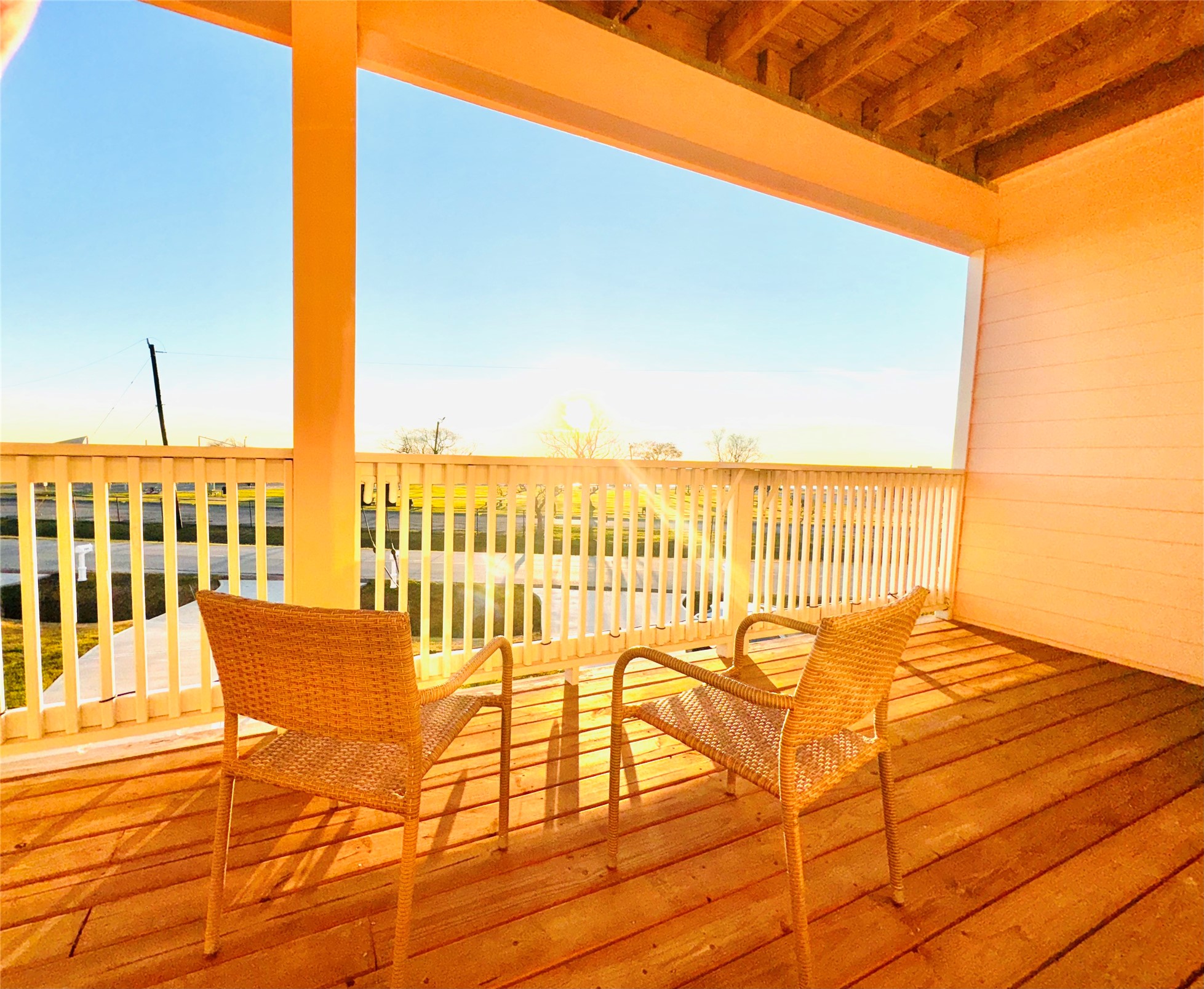 727 N Bayshore Drive Property Photo 2