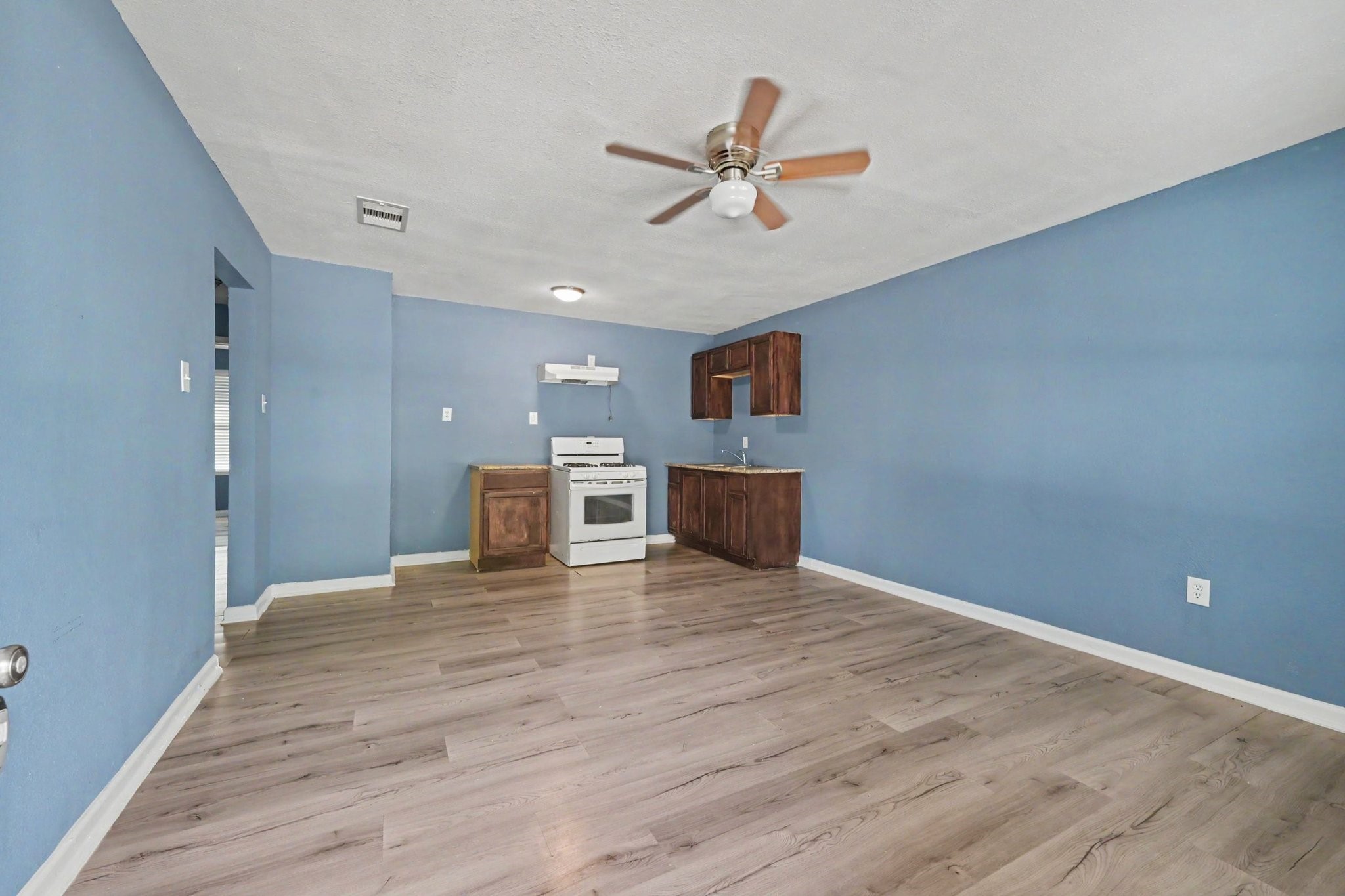 716 Hargest Street B Property Photo 4