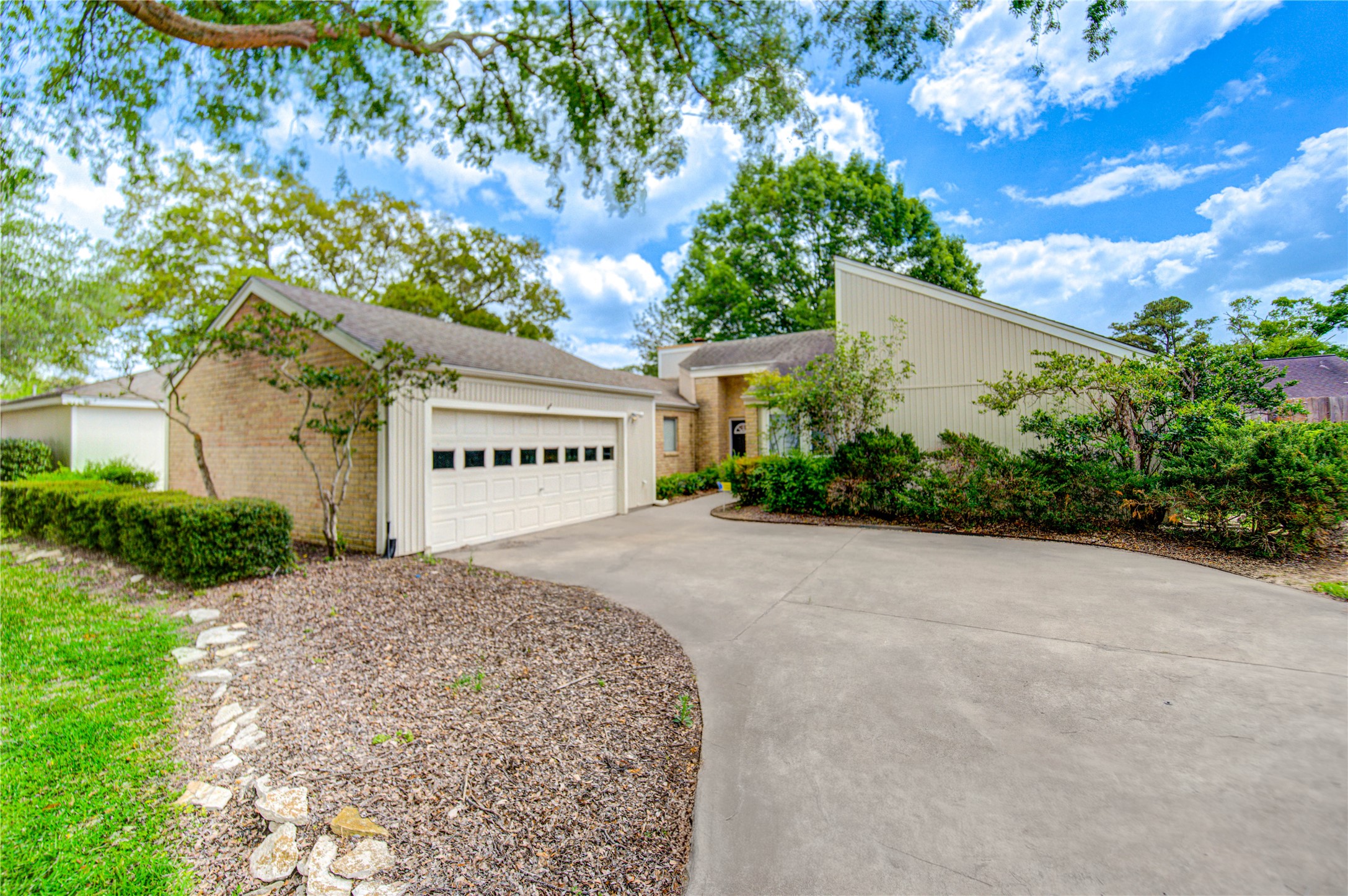 1063 Apache Falls Drive Property Photo 2