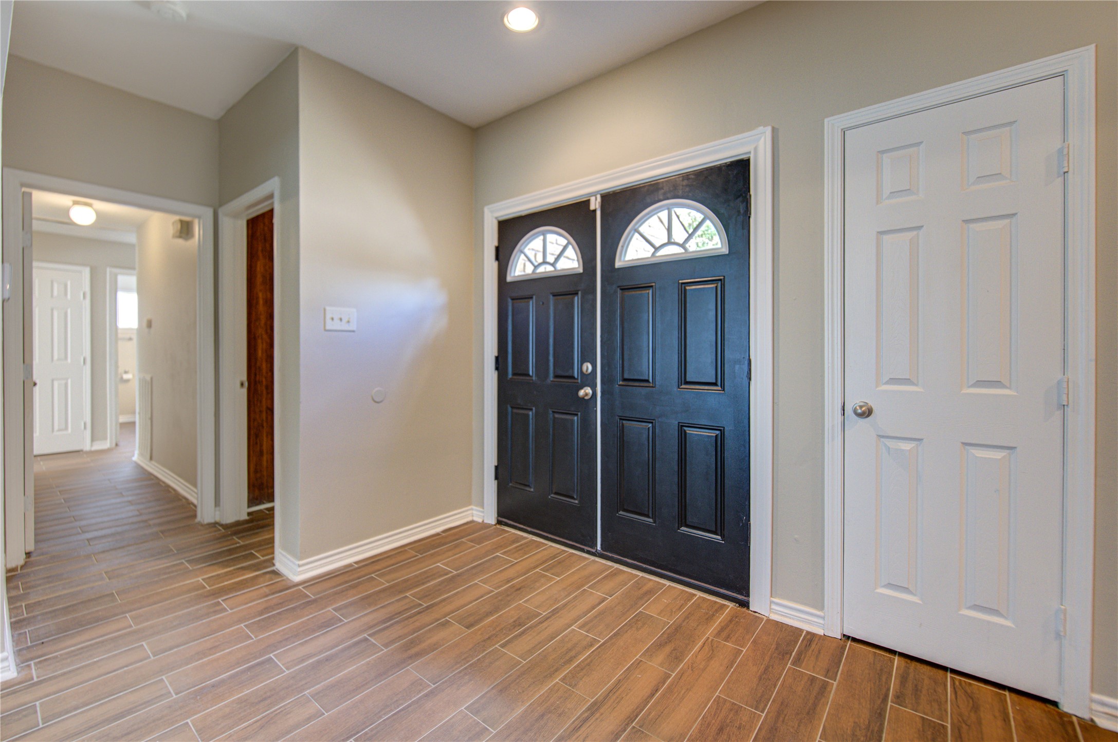 1063 Apache Falls Drive Property Photo 4