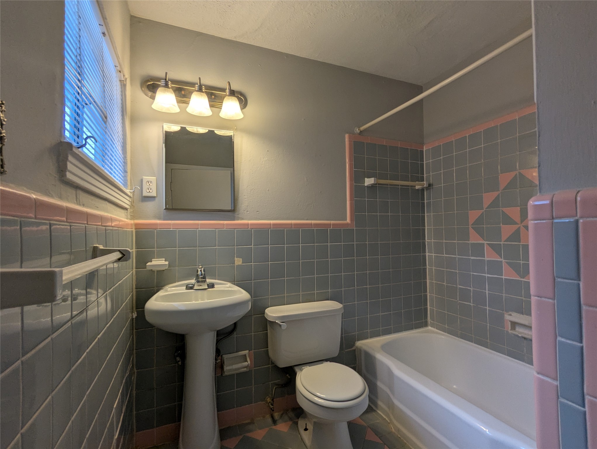 322 W 27th Street Property Photo 7