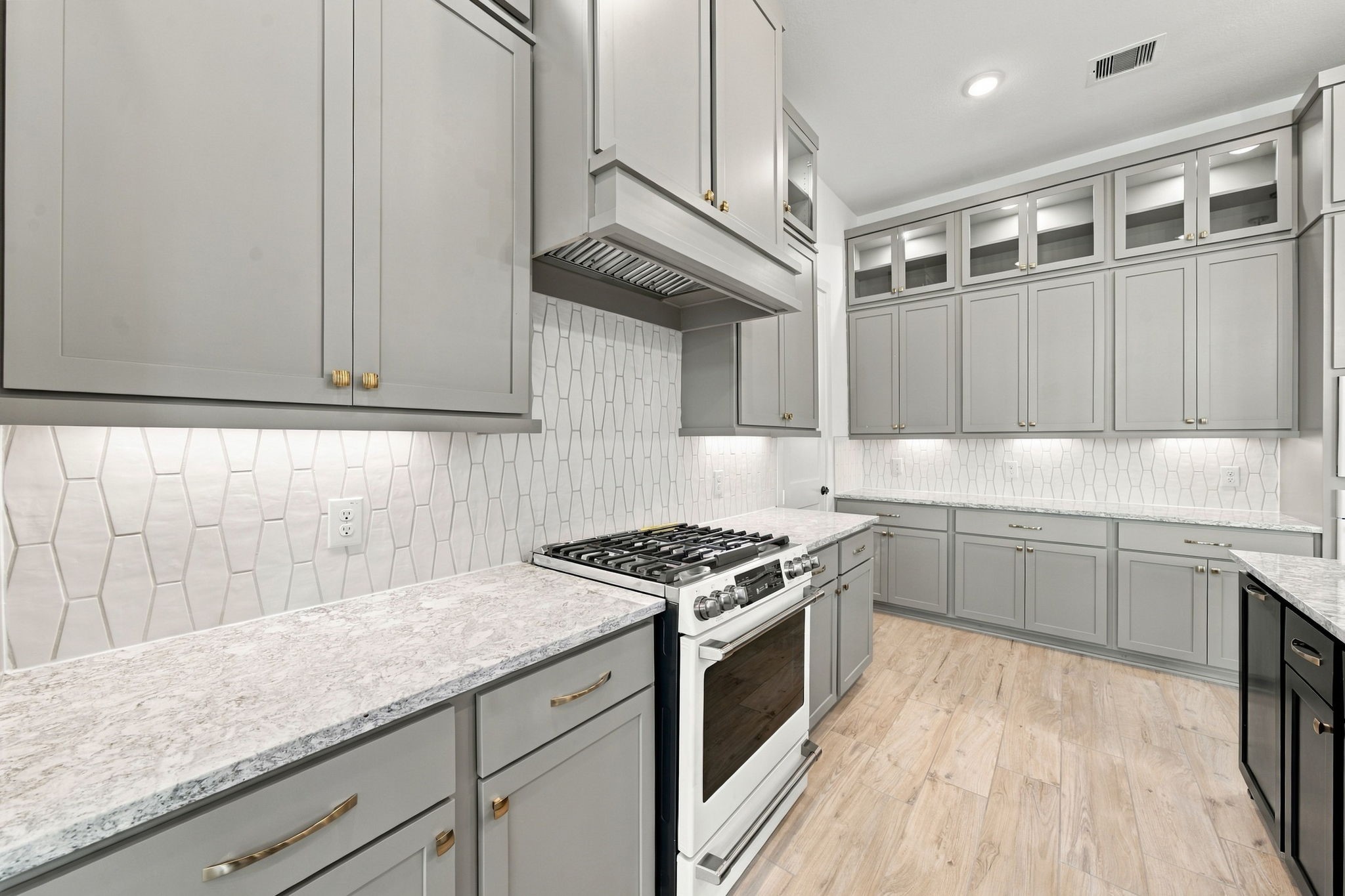 12055 Lake View Boulevard Property Photo 5