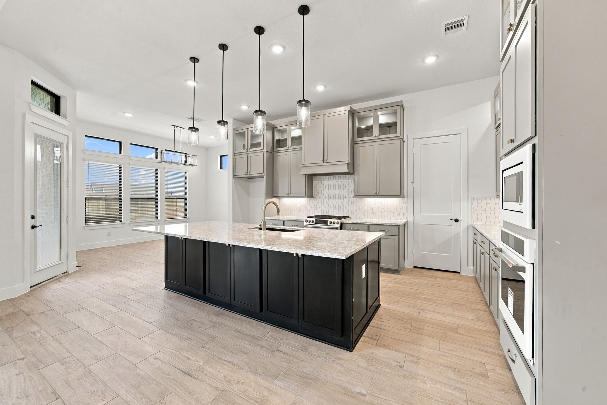 12055 Lake View Boulevard Property Photo 8