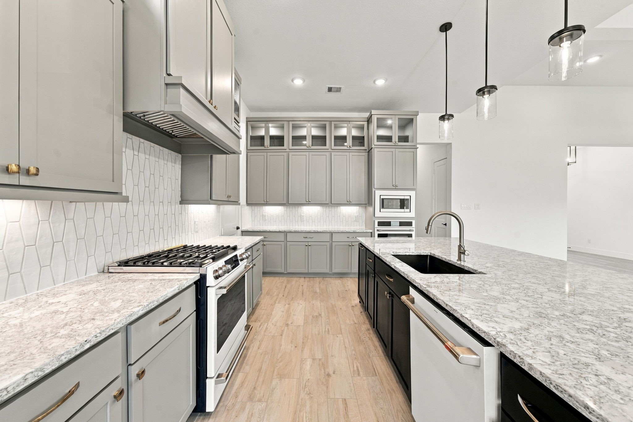 12055 Lake View Boulevard Property Photo 9