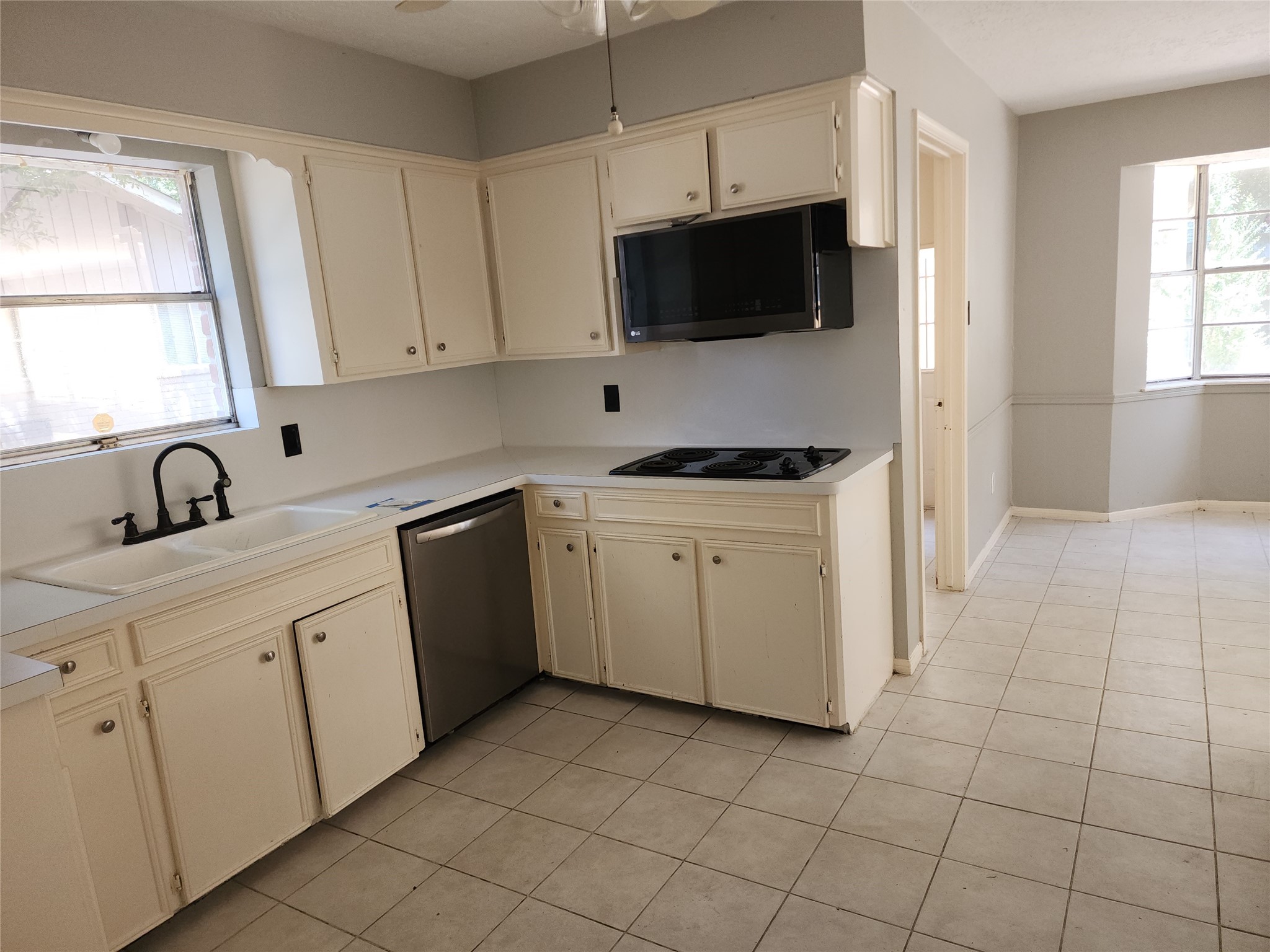 11918 Holly Stone Drive Property Photo 5
