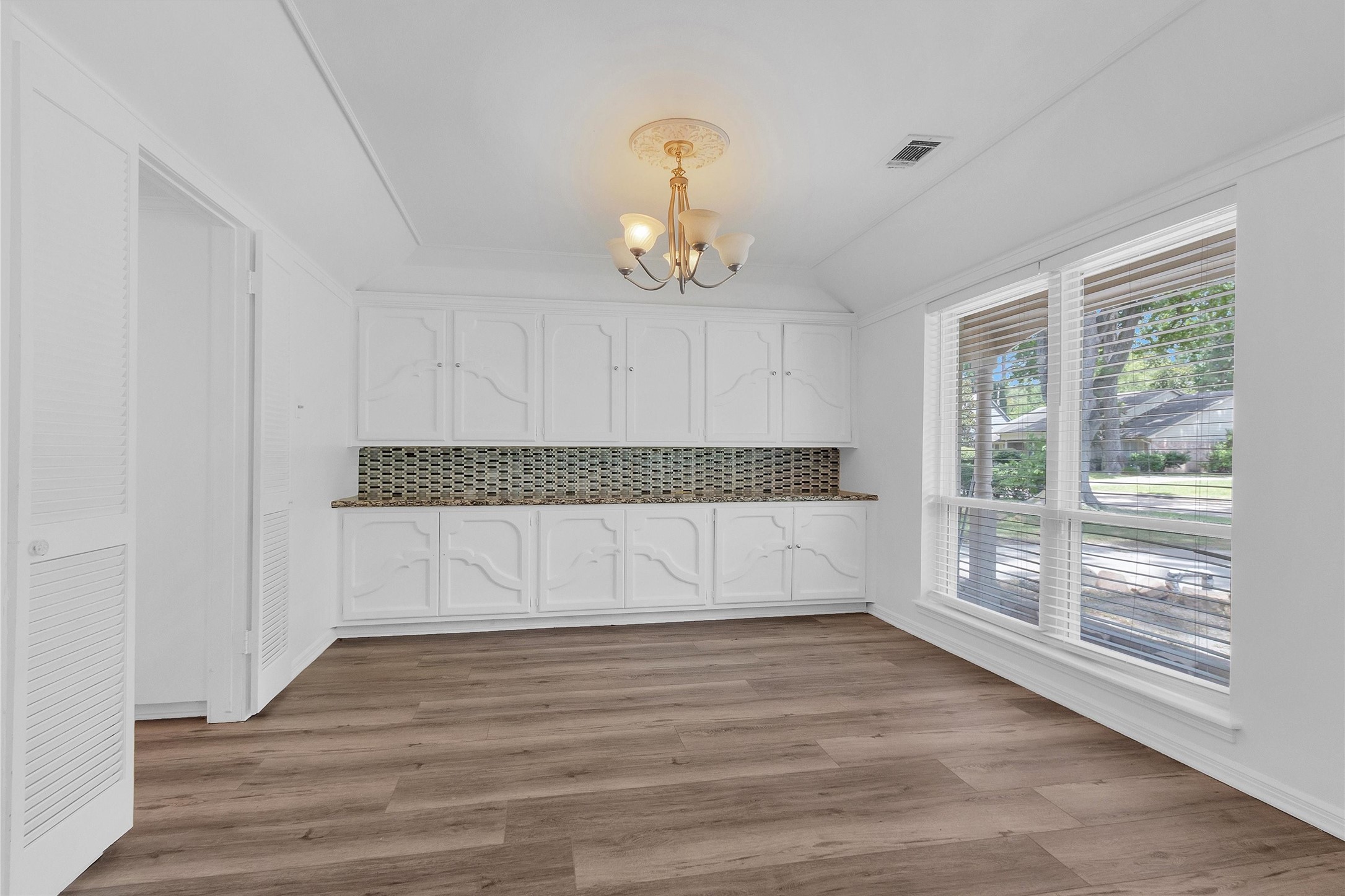 1122 Rhine Lane Property Photo 6