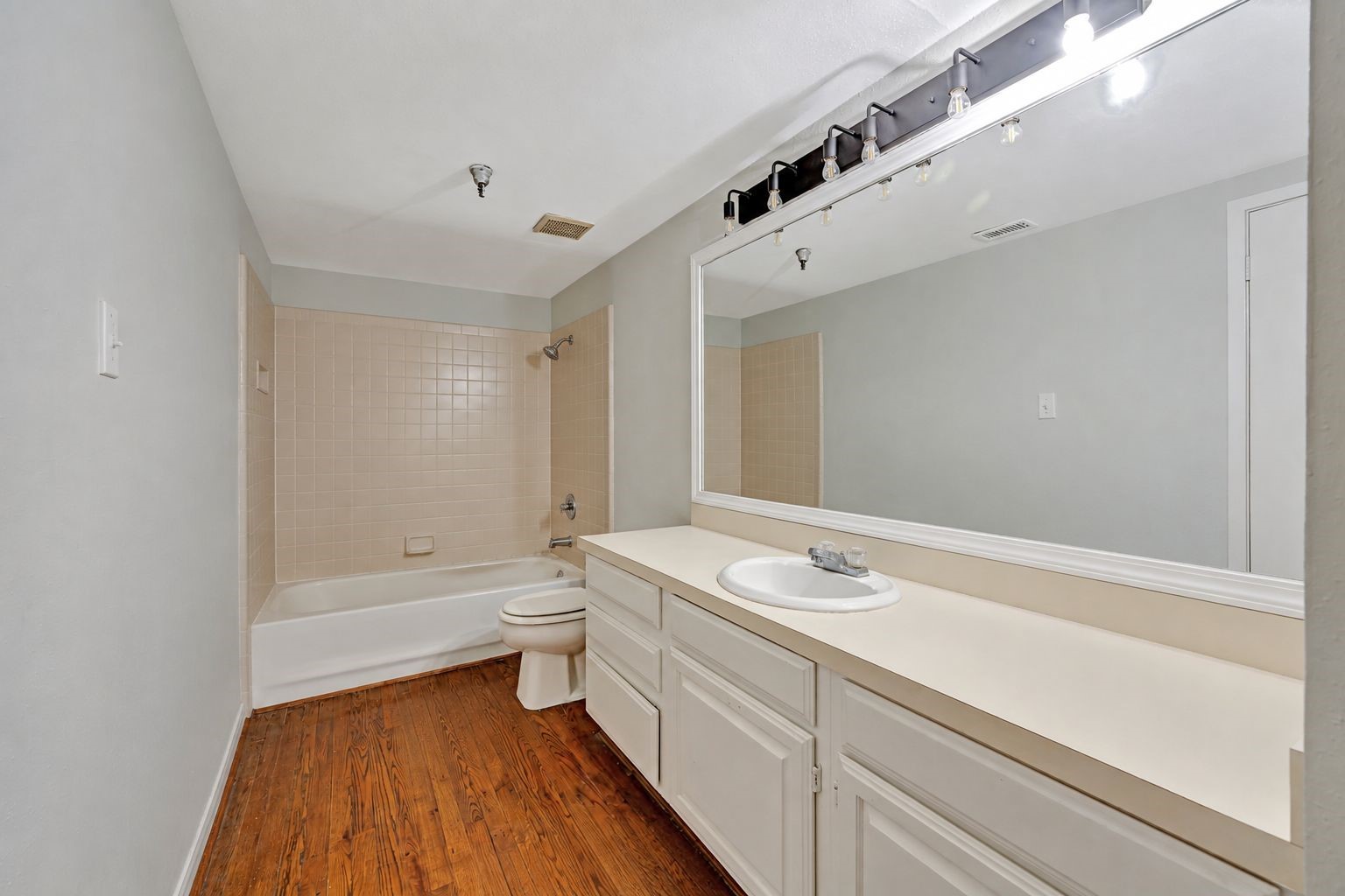 2121 Strand St 2b Property Photo 5