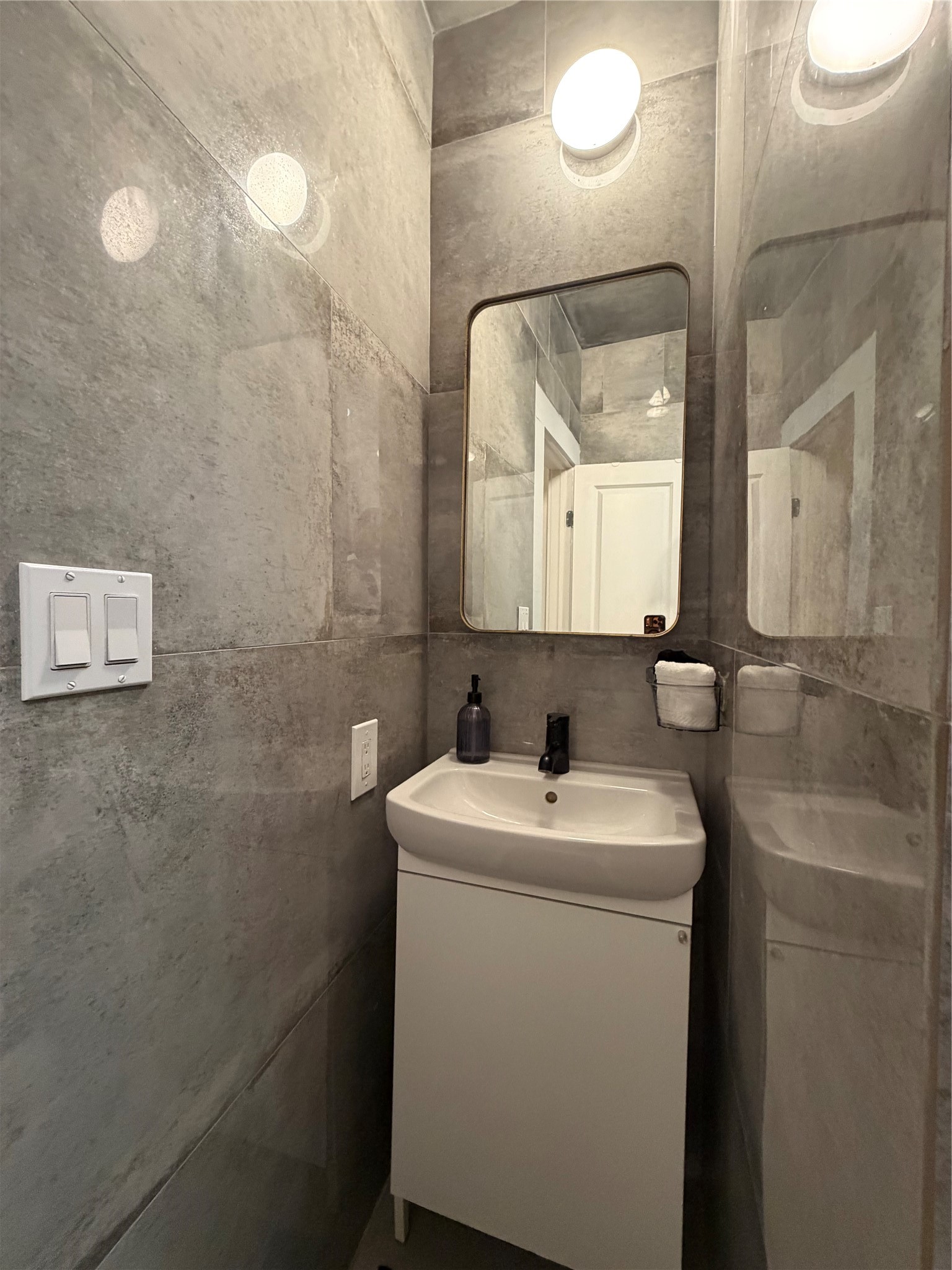 402 Hyde Park Boulevard 1 Property Photo 21