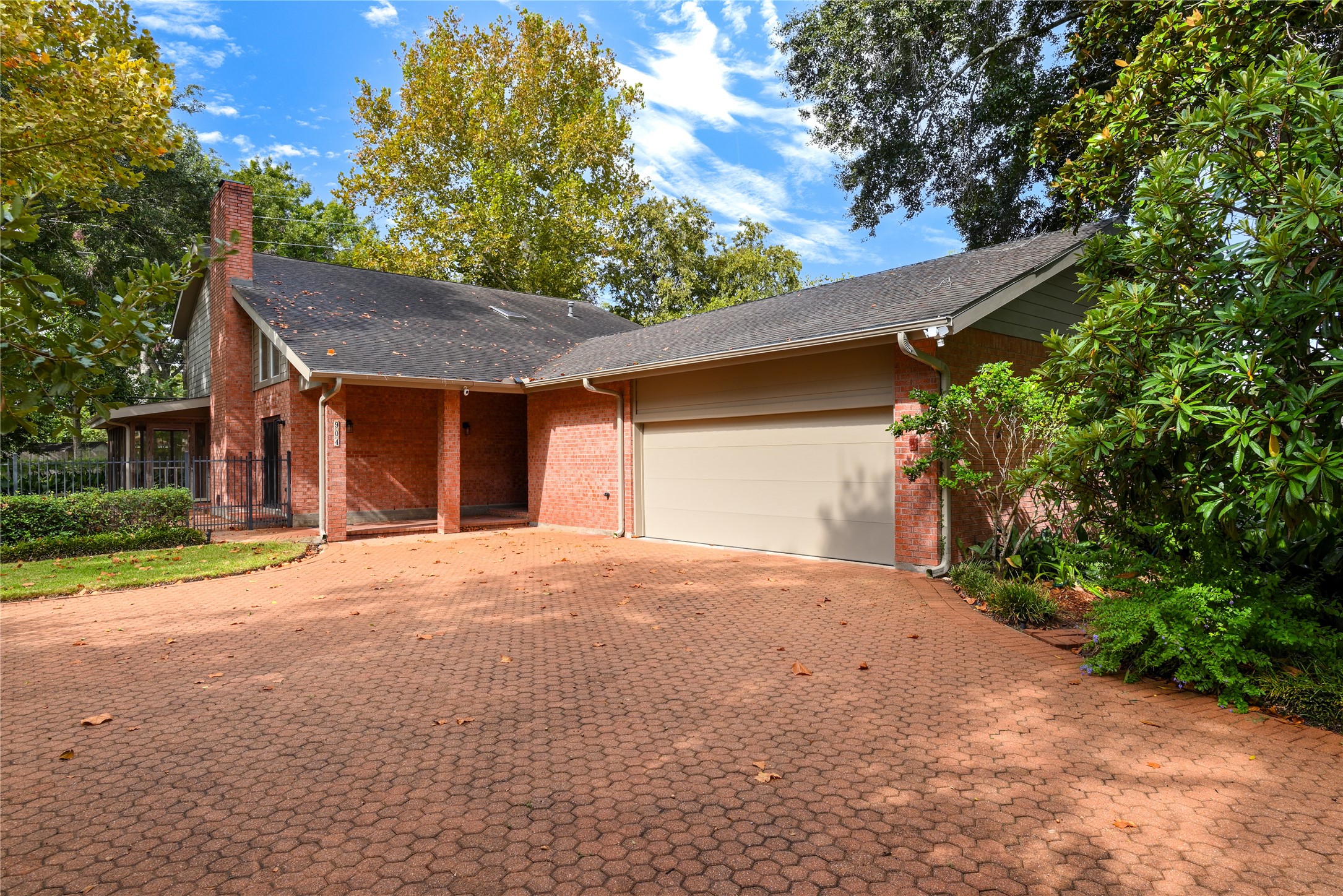 904 Winston Drive Property Photo 1
