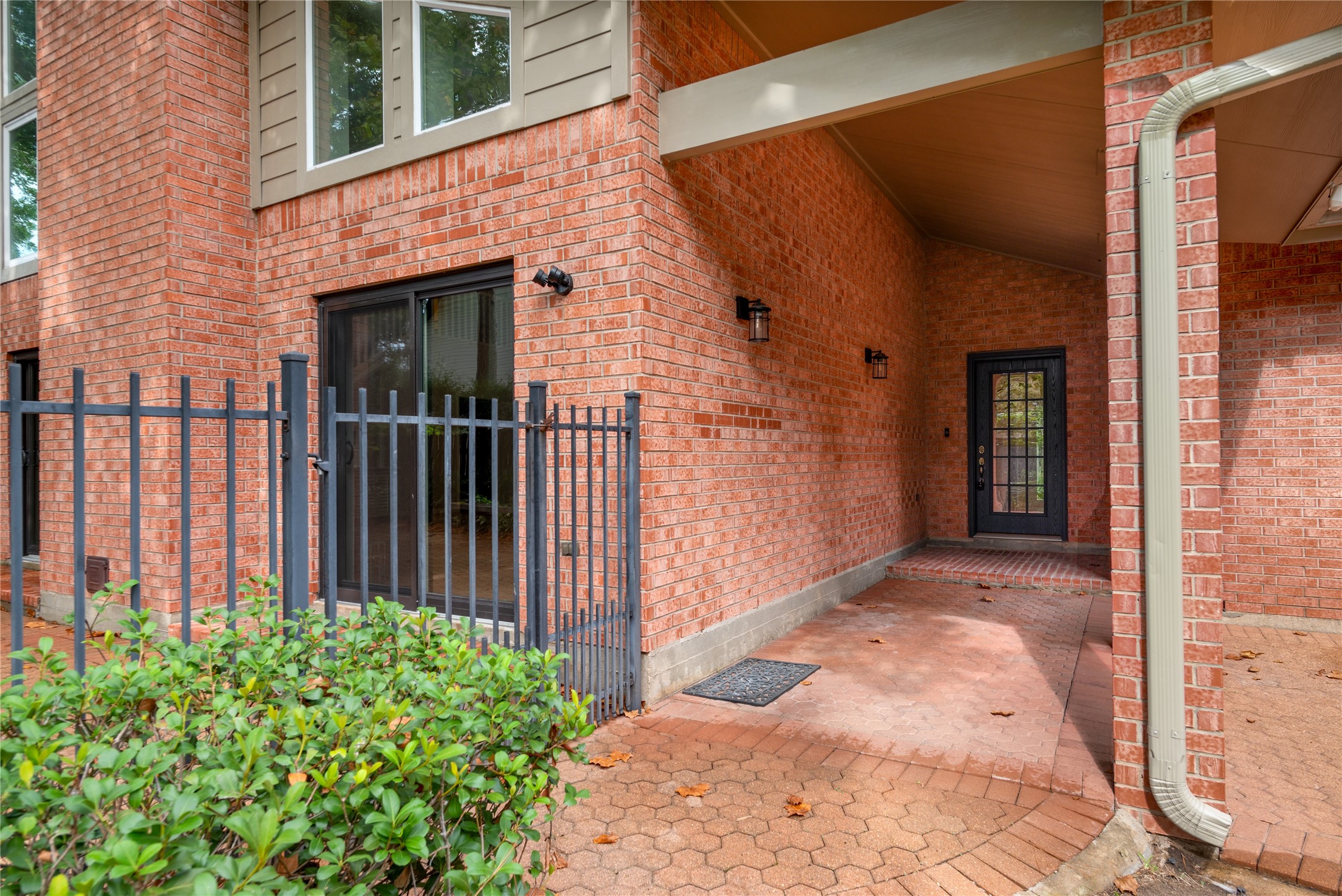904 Winston Drive Property Photo 3