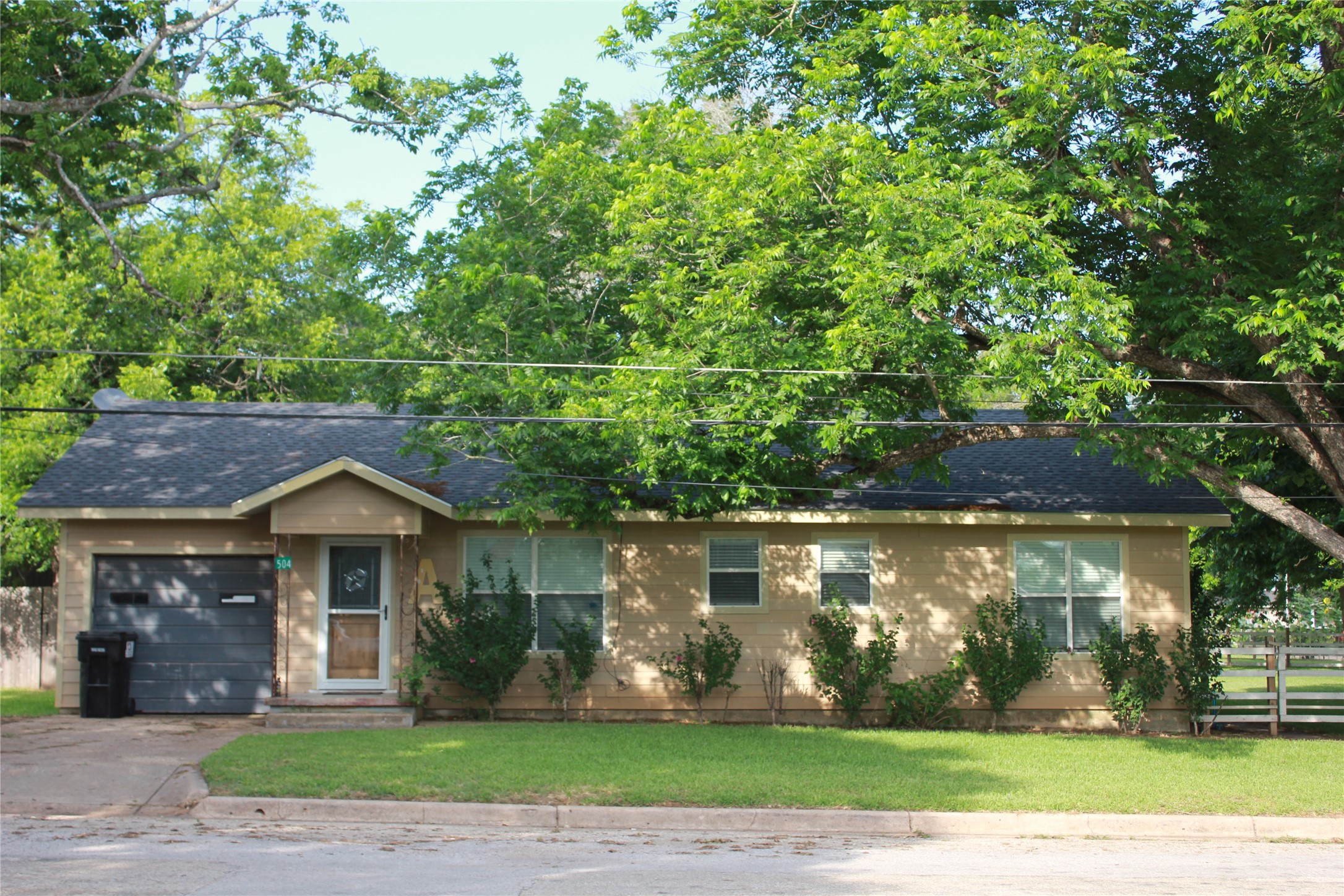 504 Hale Street Property Photo 2