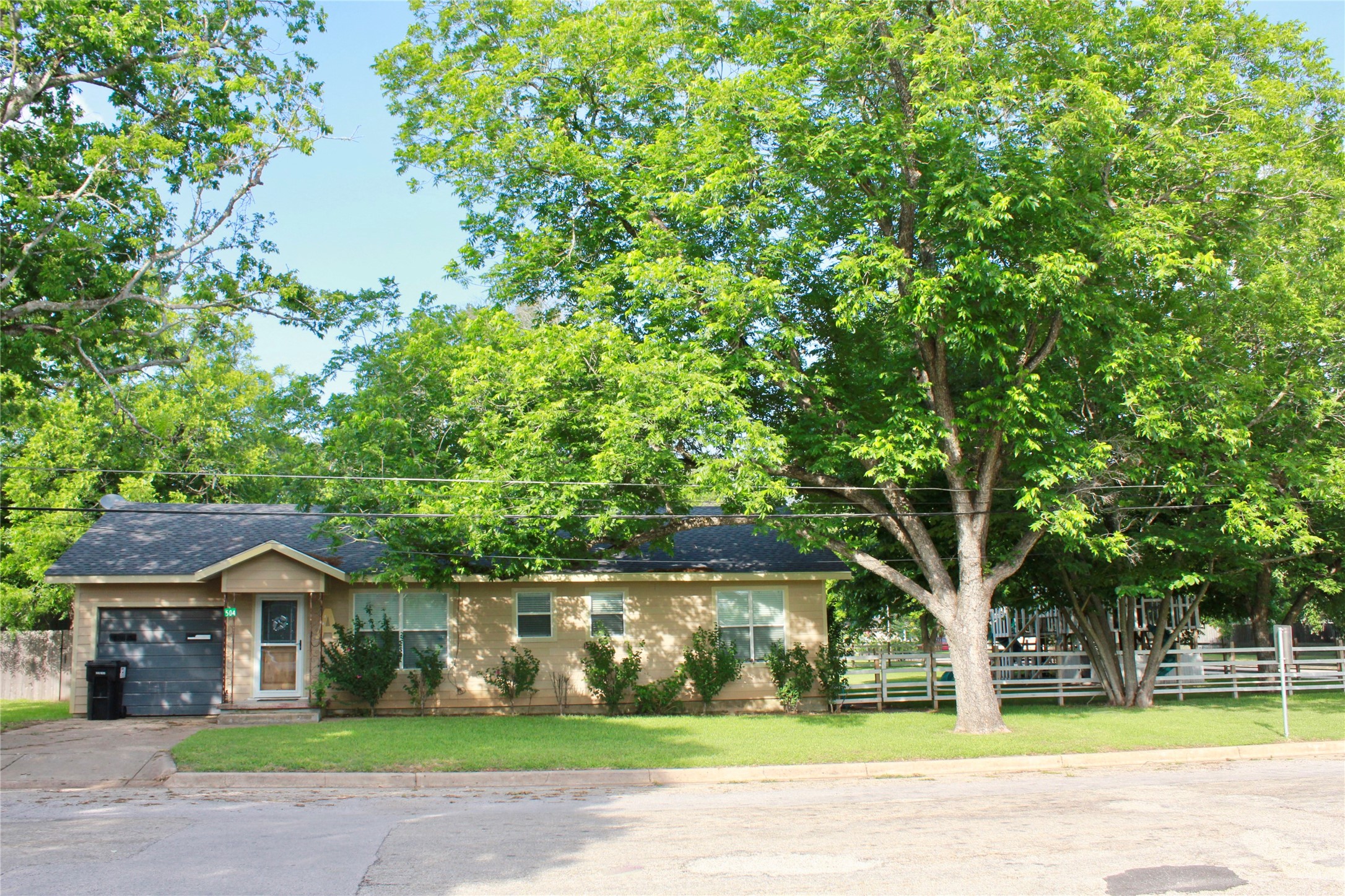 504 Hale Street Property Photo 3