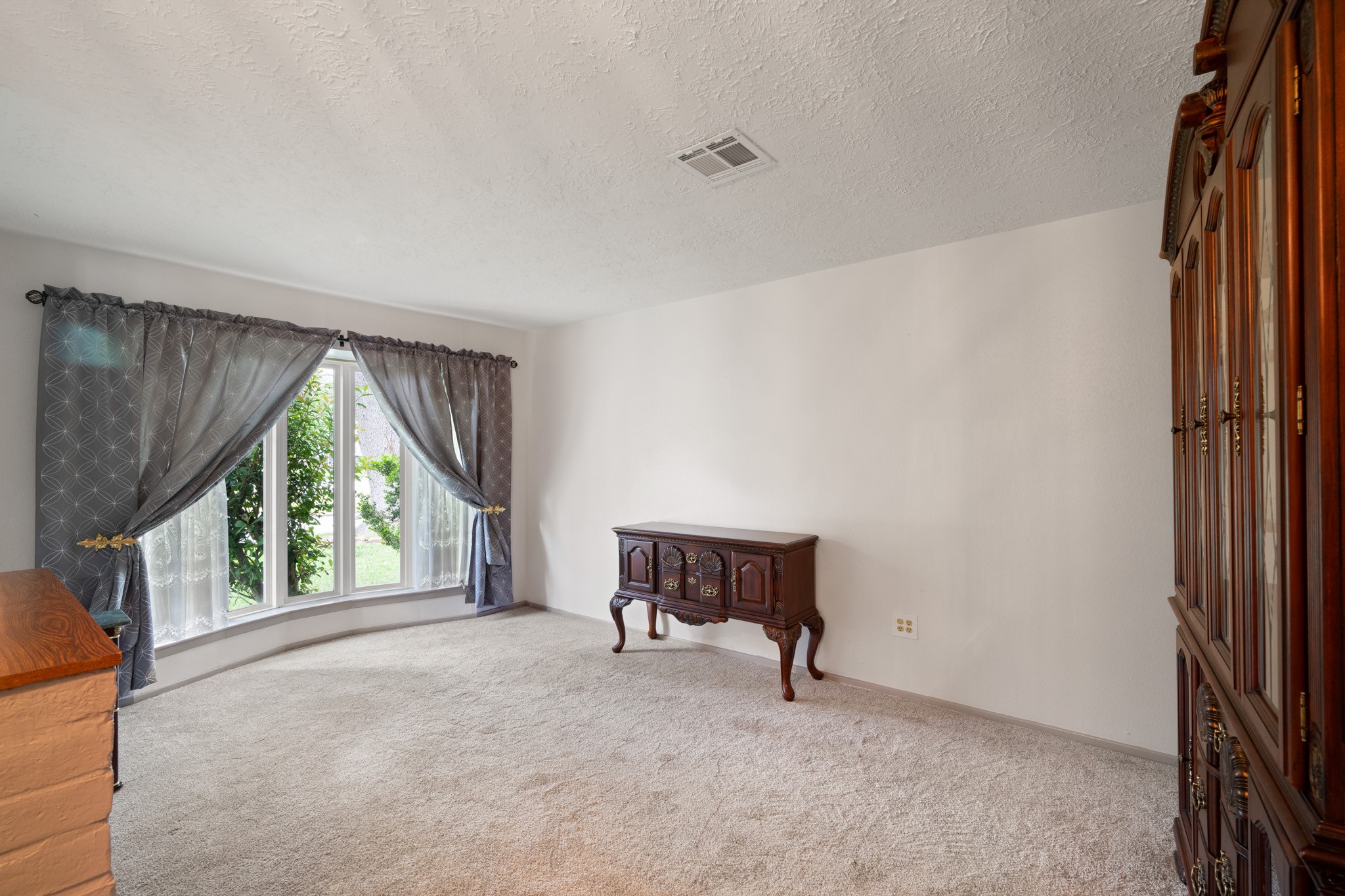 6230 Knollwest Drive Property Photo 4