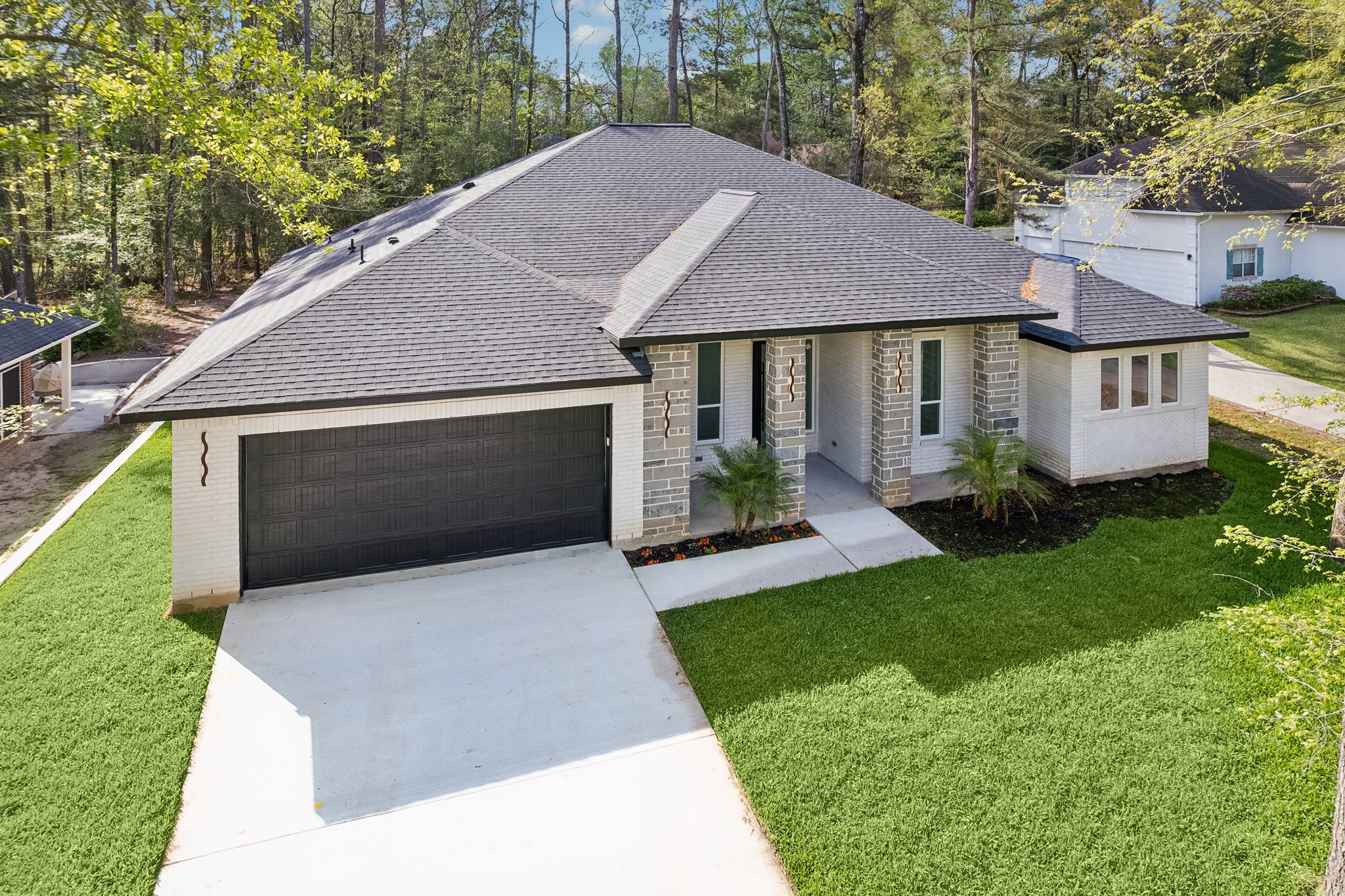 2405 W Green Briar Drive Property Photo 1