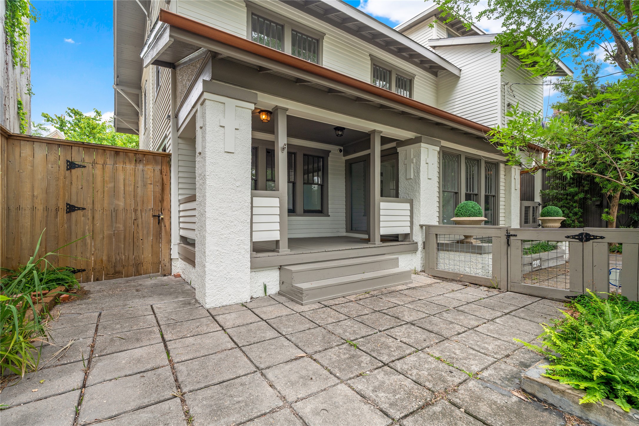 1210 Hawthorne Street Property Photo 3