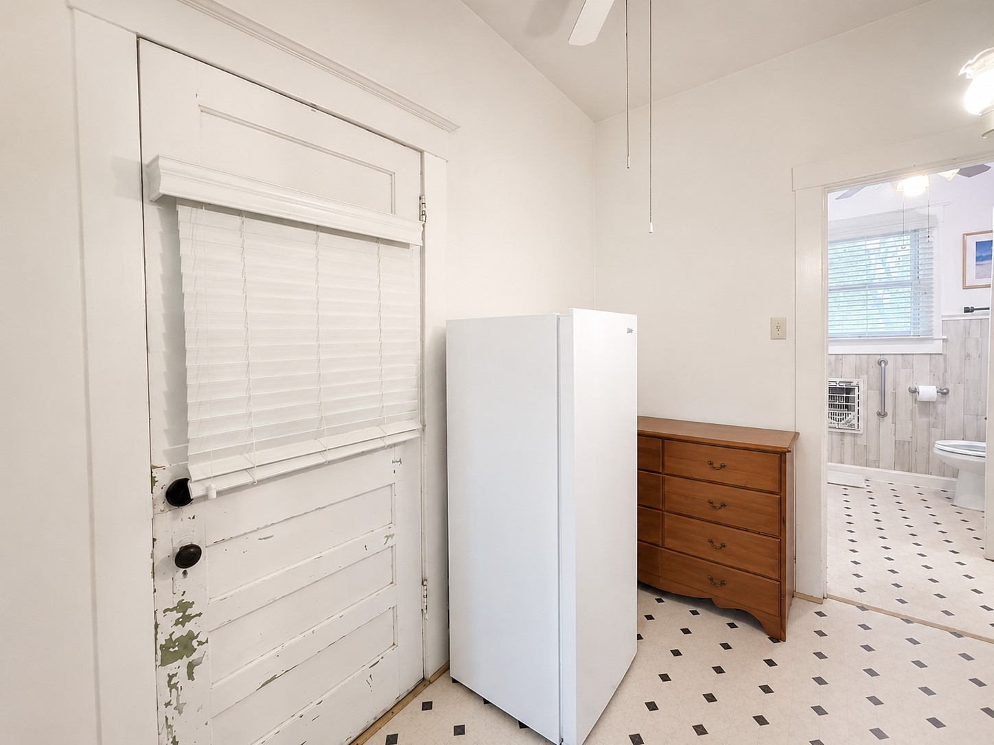 1012 W Adoue Street Property Photo 10