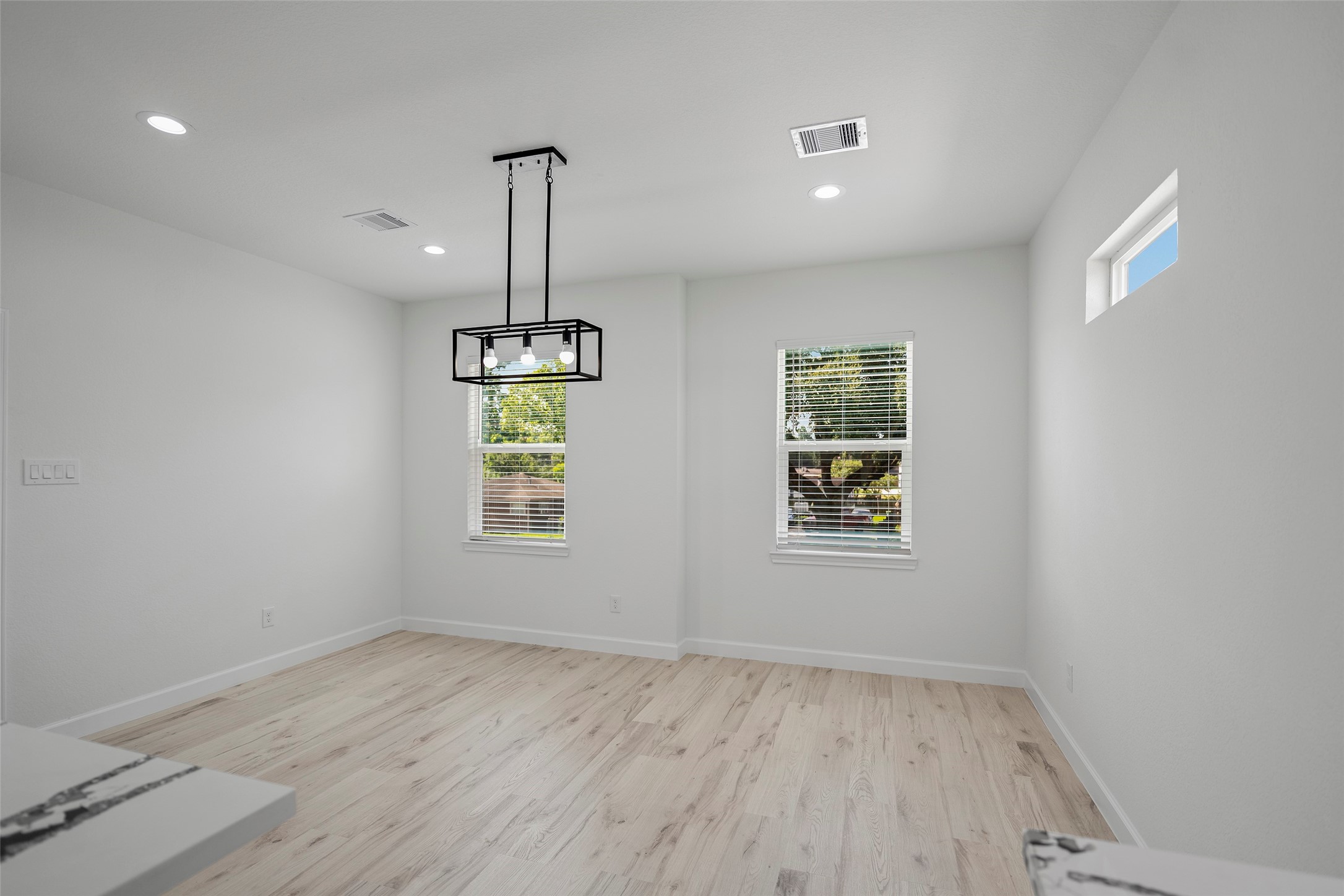 1078 Saint Clair Street B Property Photo 6