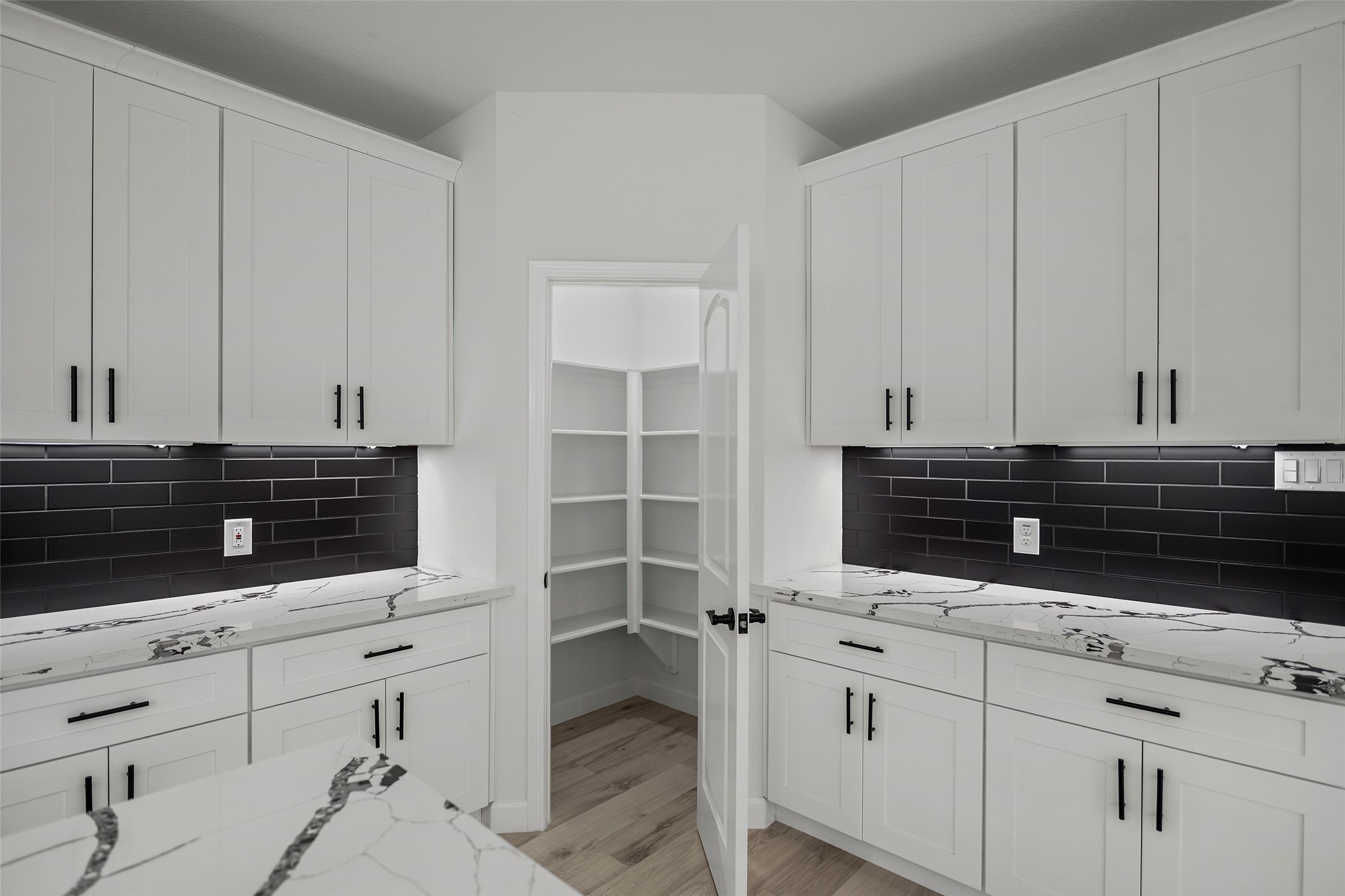 1078 Saint Clair Street B Property Photo 11