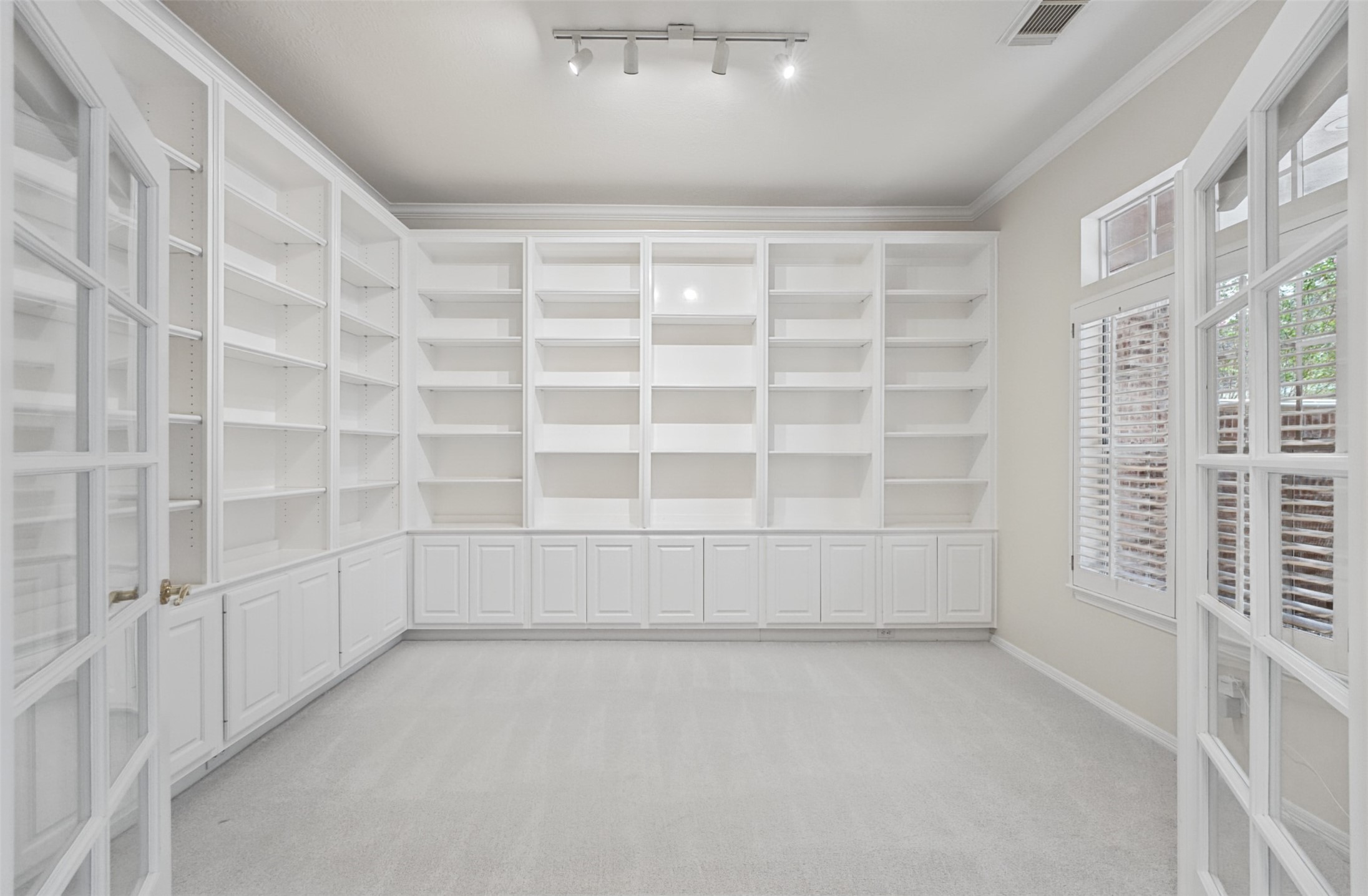30 N Castlegreen Circle Property Photo 8