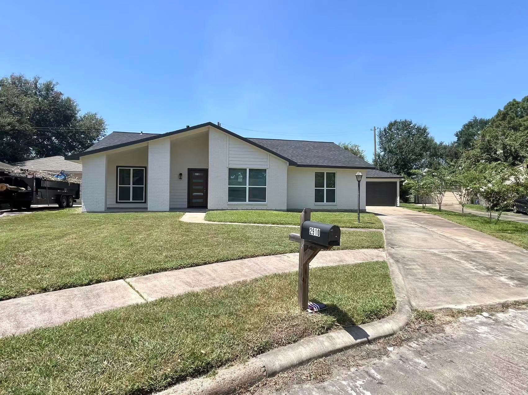 2910 Cherry Hills Drive Property Photo 4