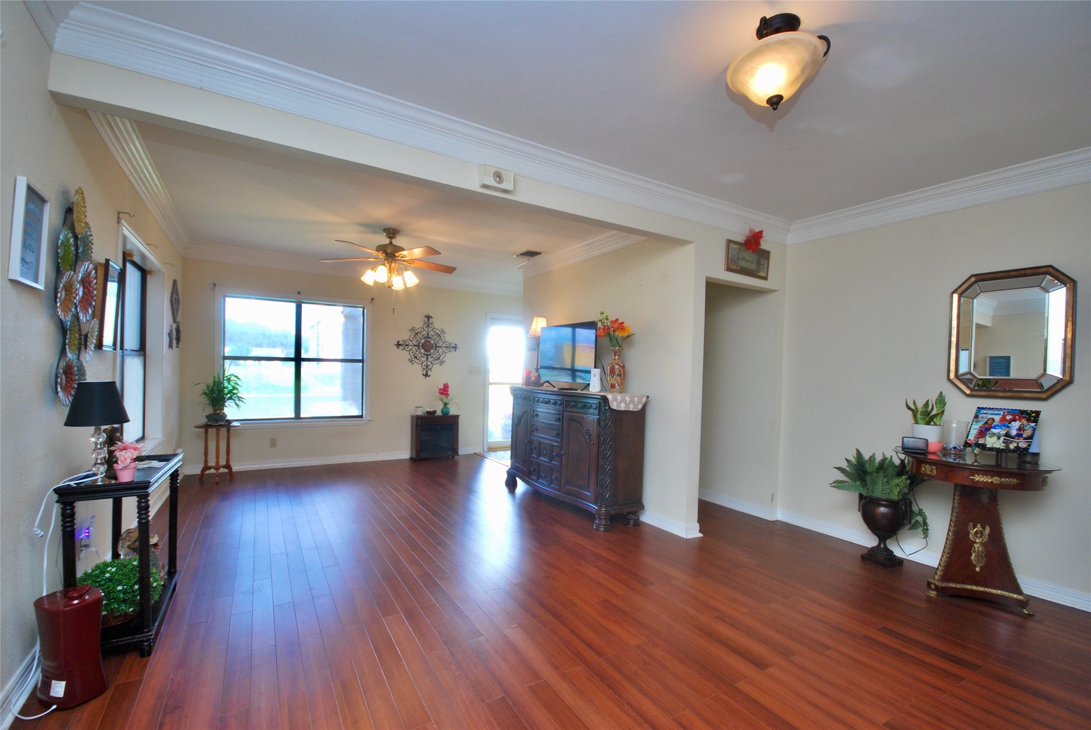 302 S Main Street Property Photo 6