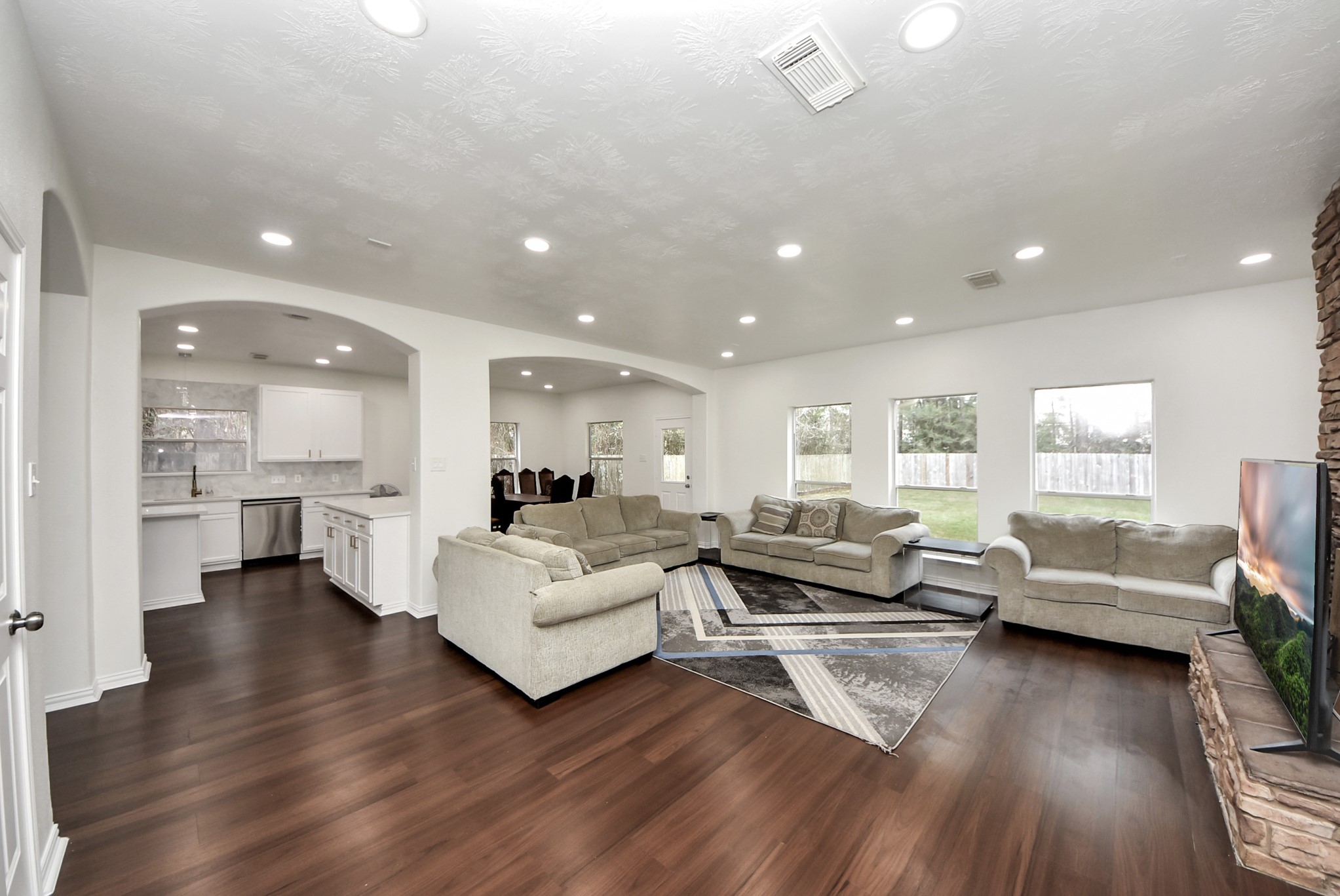 915 Hinsdale Property Photo 12