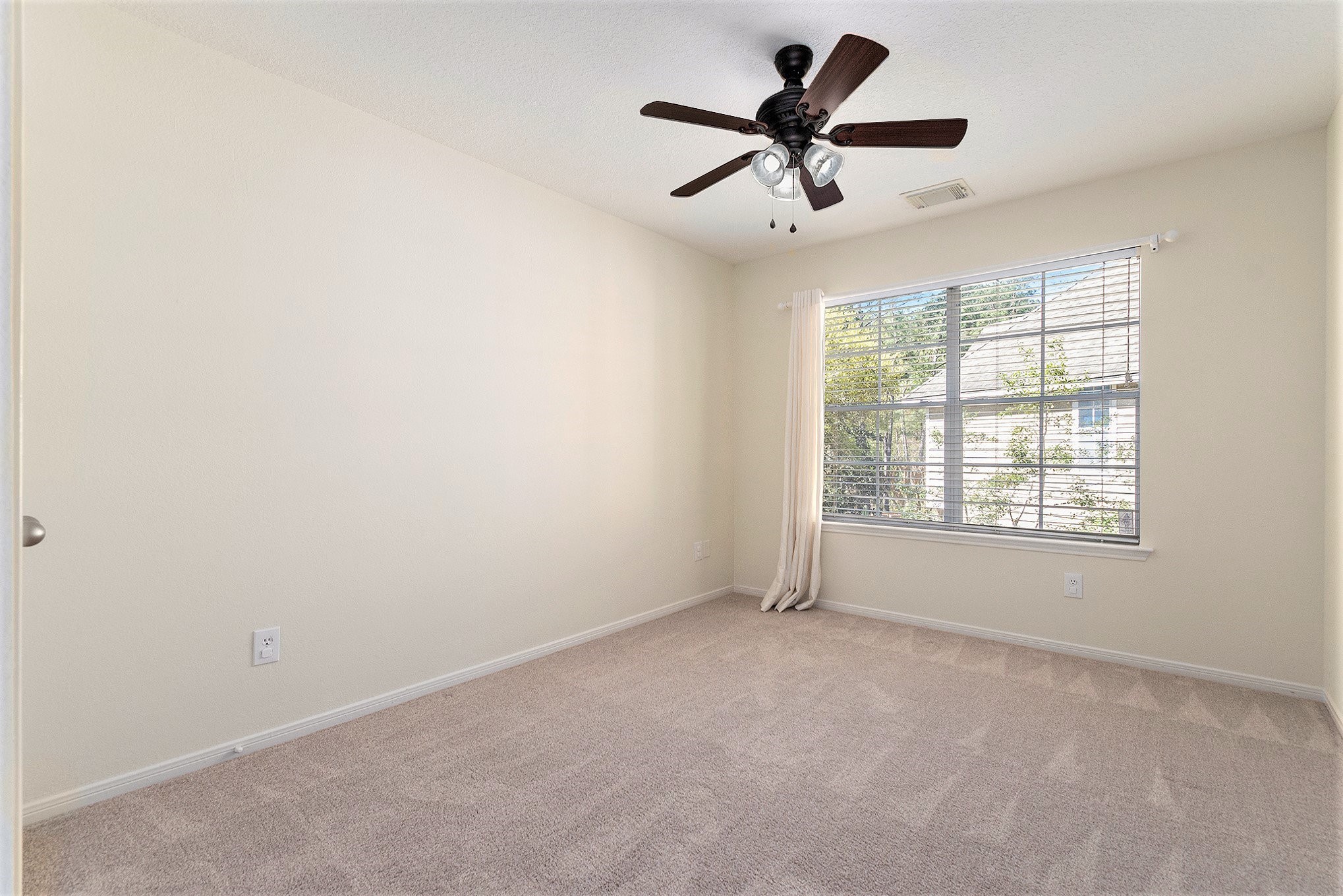 15 Larks Aire Place Property Photo 16