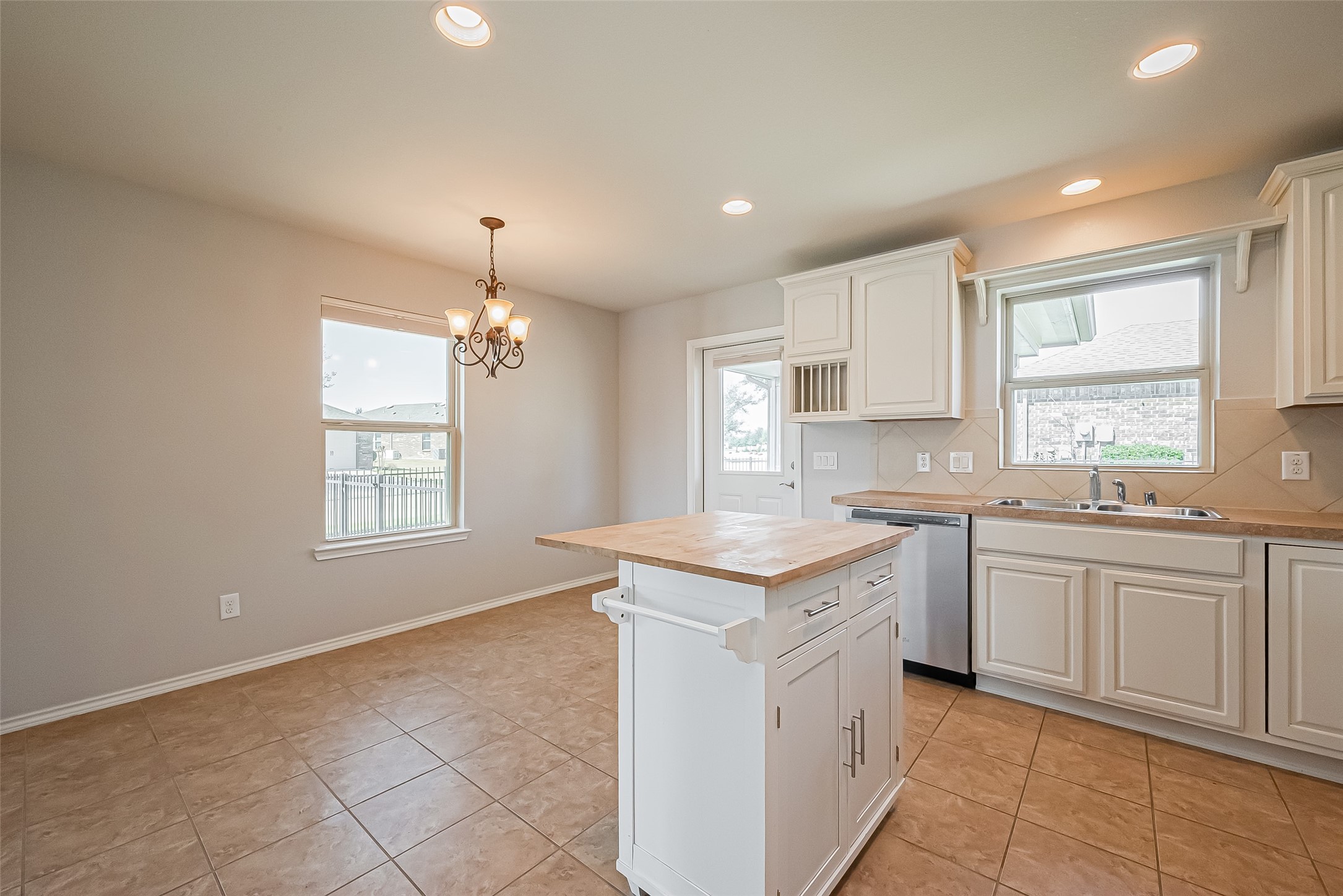 1026 Oleander Way Property Photo 12