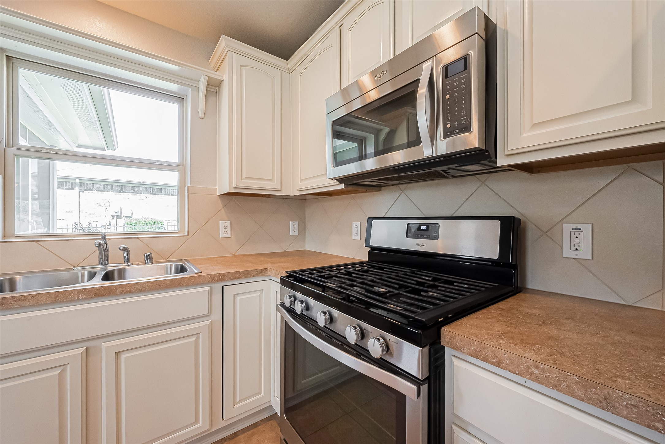 1026 Oleander Way Property Photo 13