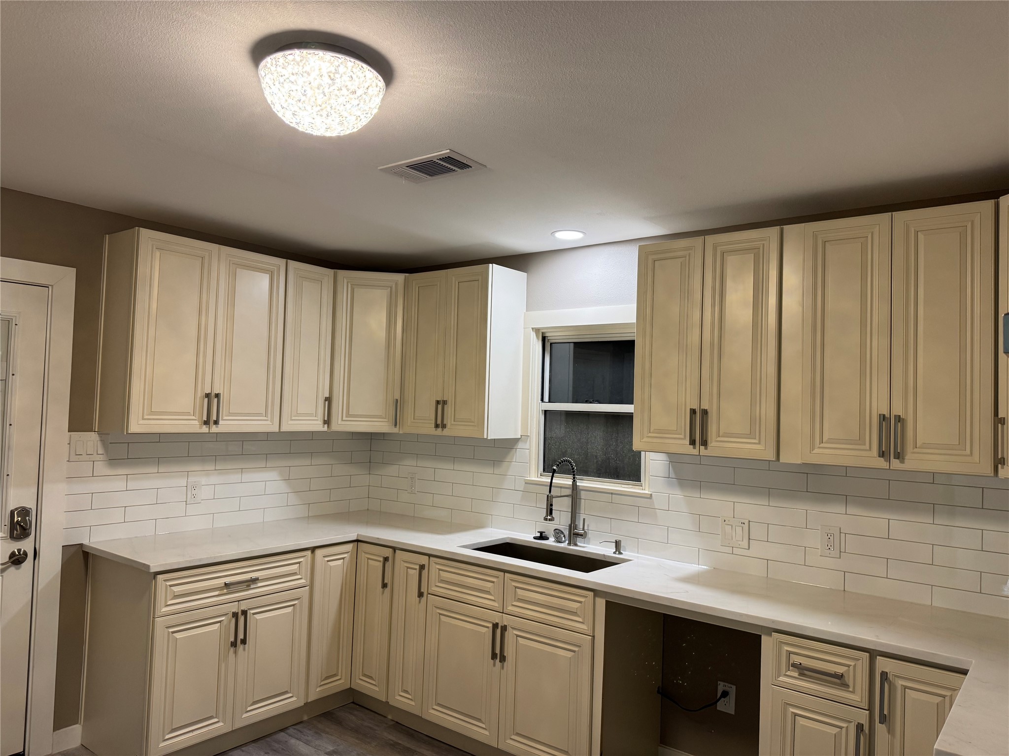 515 Mockingbird Lane Property Photo 6