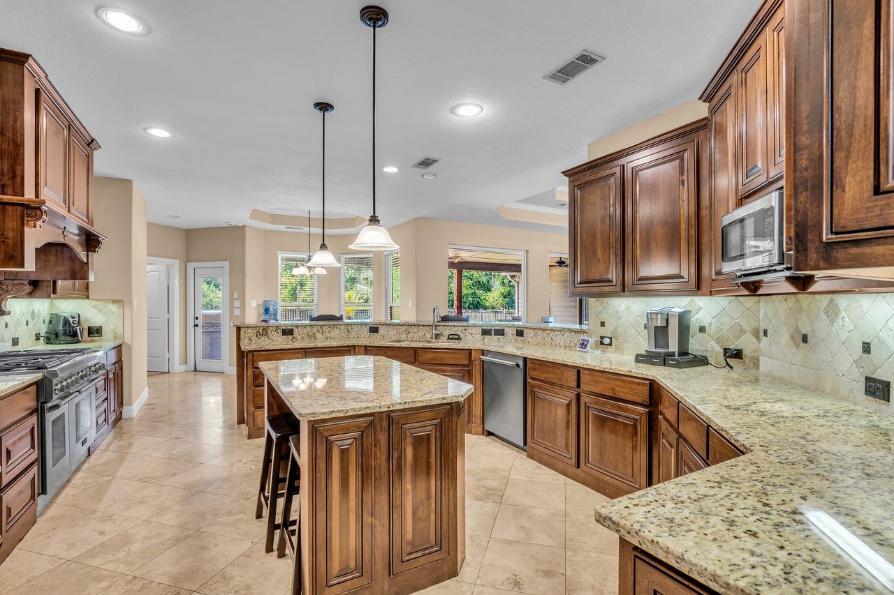 16634 Savannah Drive Property Photo 3
