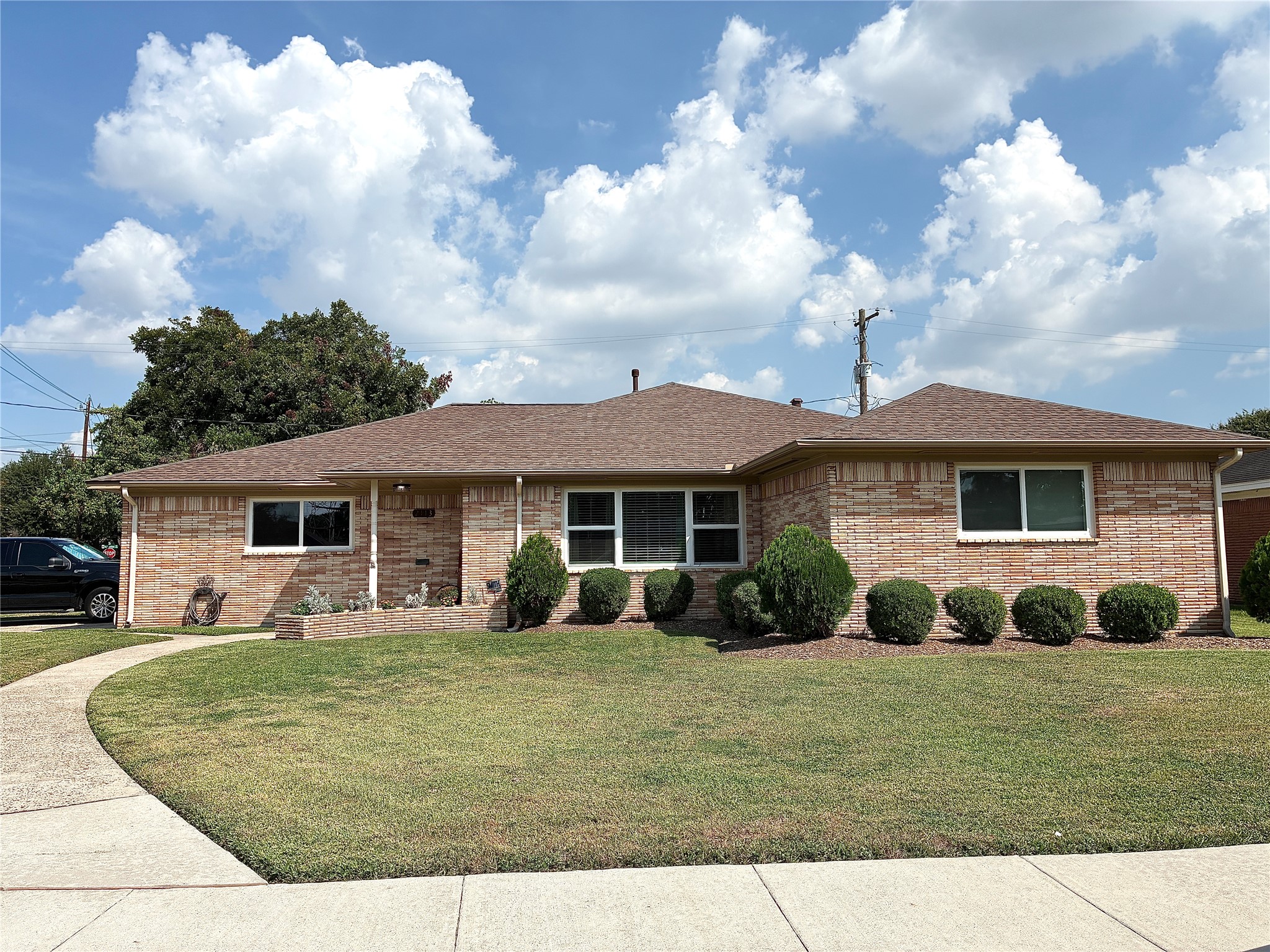 2113 Helen Street Property Photo 1