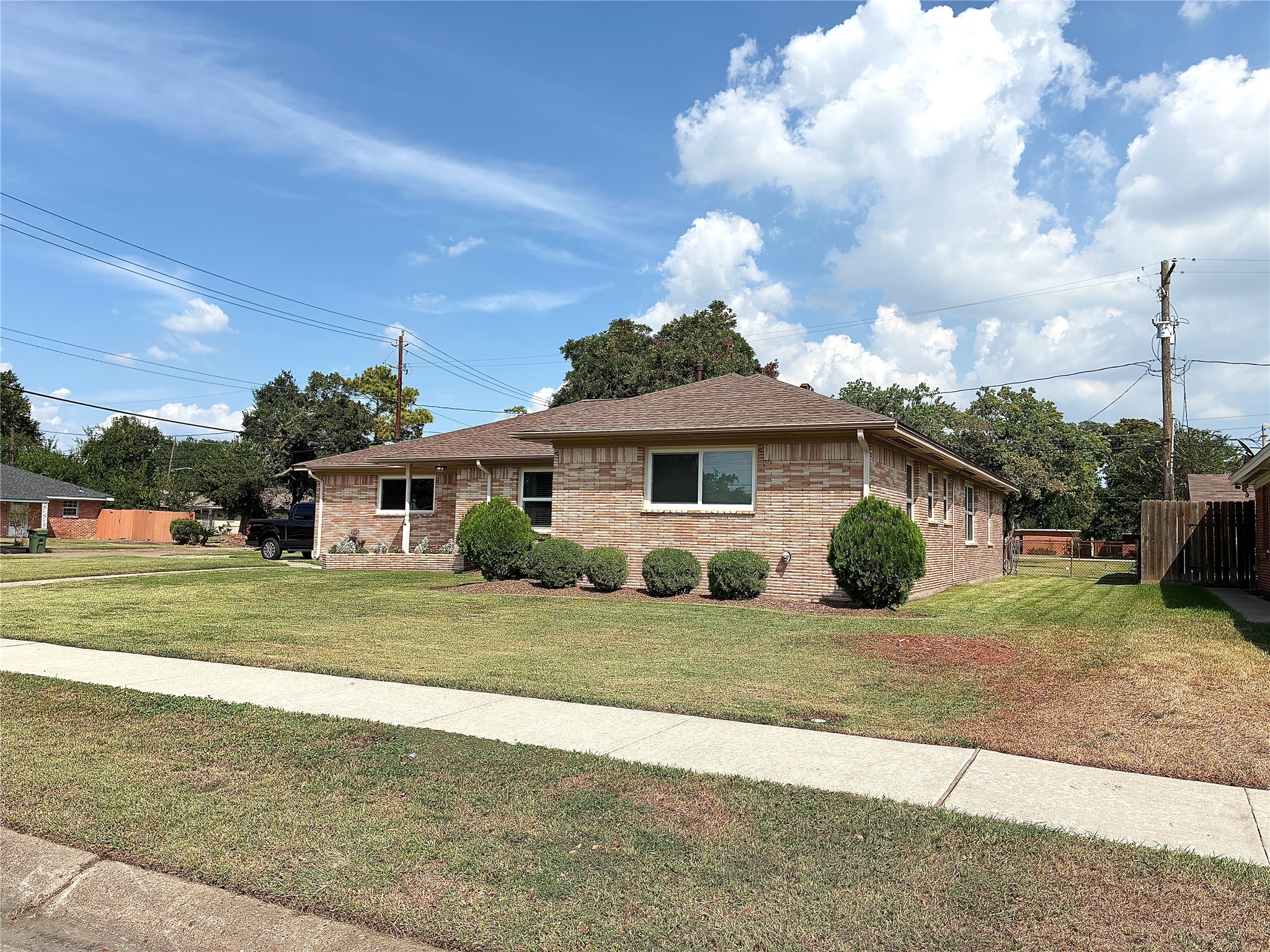 2113 Helen Street Property Photo 2