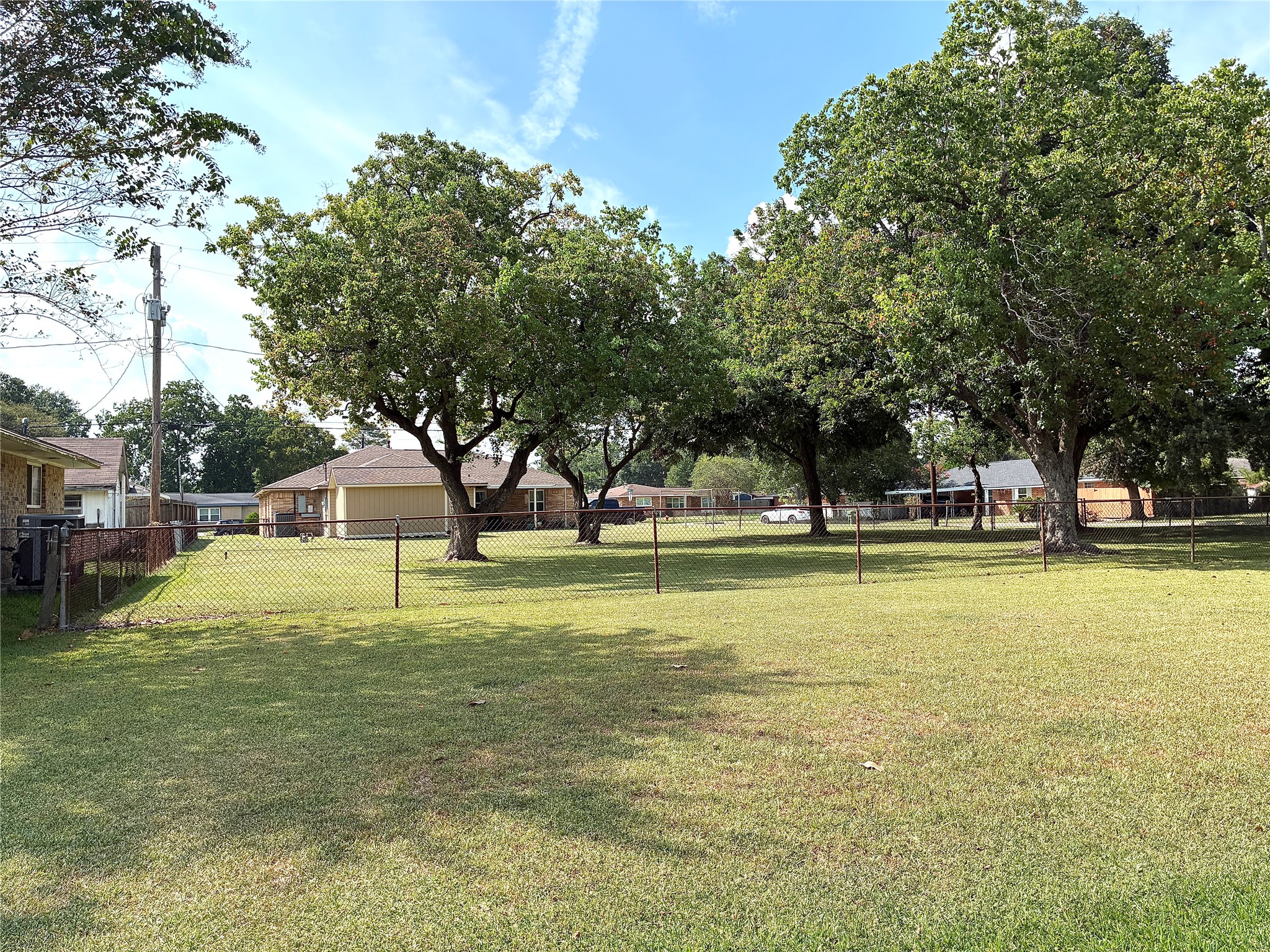 2113 Helen Street Property Photo 6