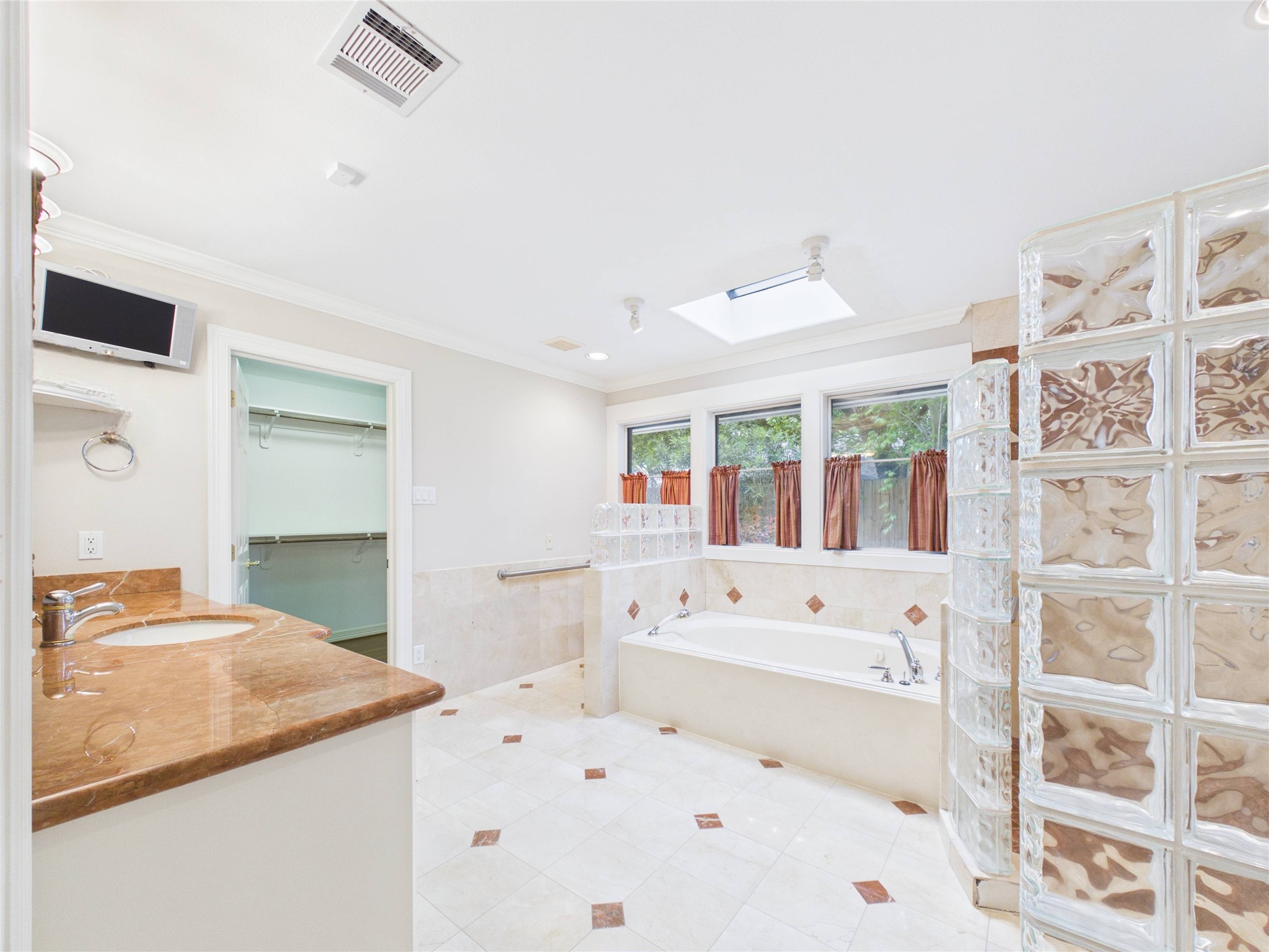 814 James Street Property Photo 14